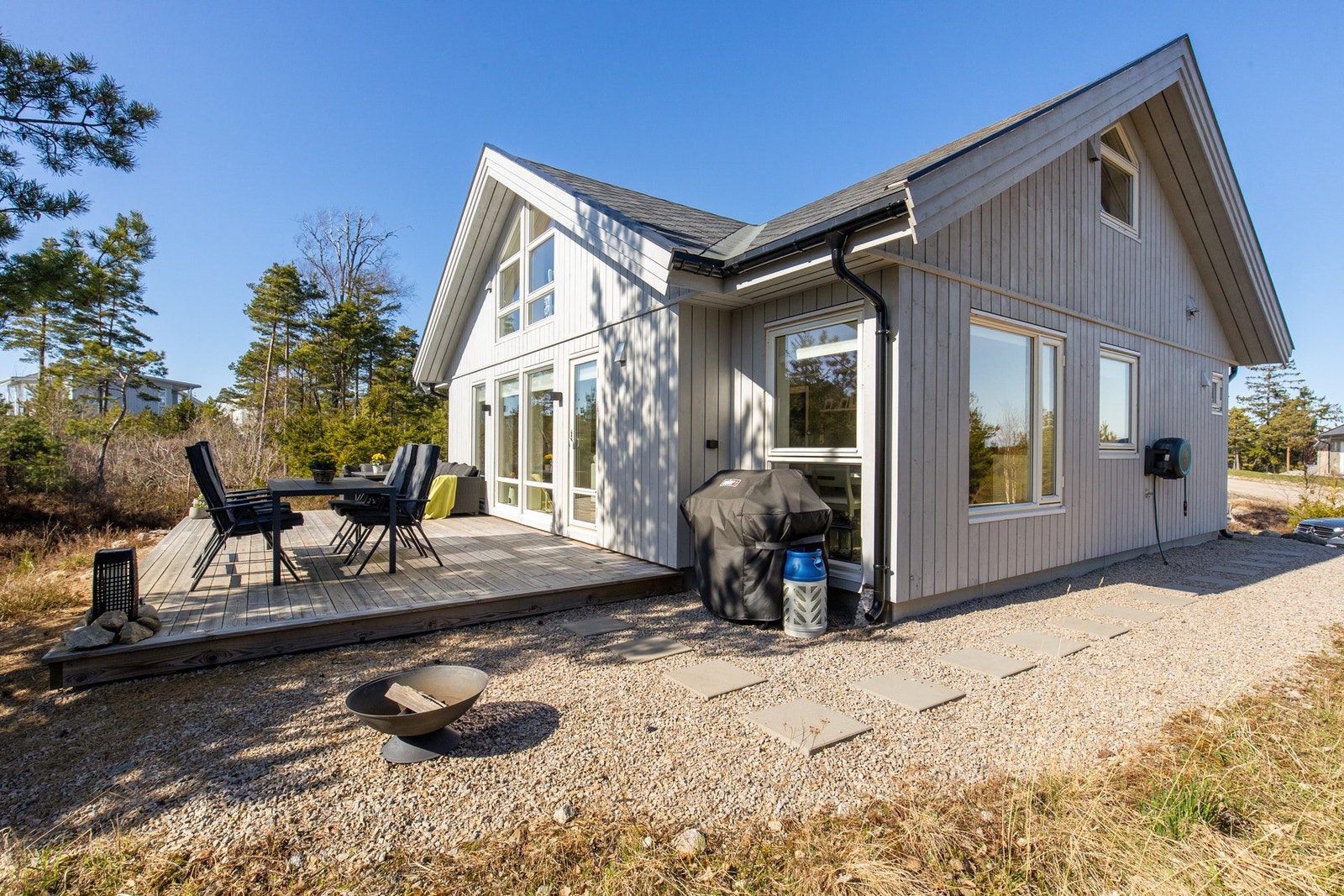 Med grillen klar, bålpanne ved siden av og terrassen rett utenfor døren ligger alt til rette for lange, fine kvelder! Galleribilde