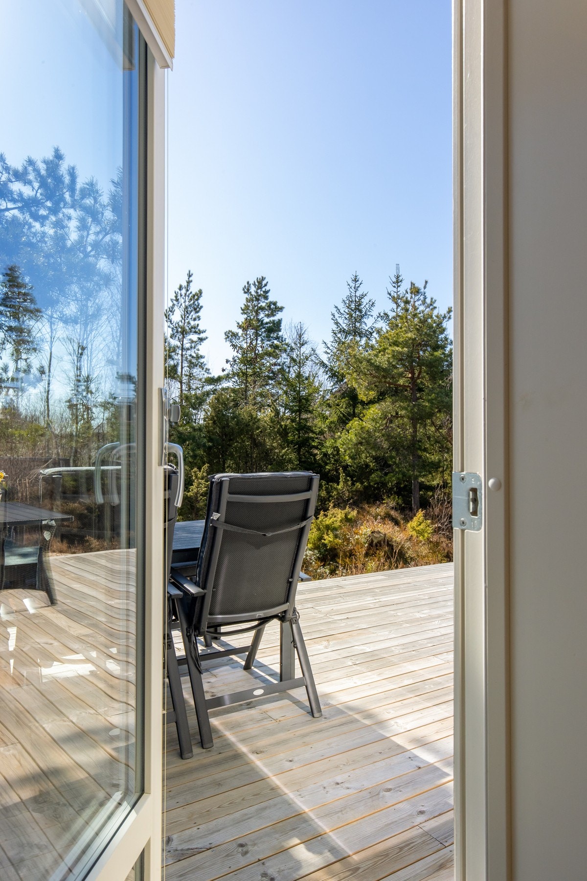 Fra stuen er det direkte utgang til solrik terrasse. Galleribilde