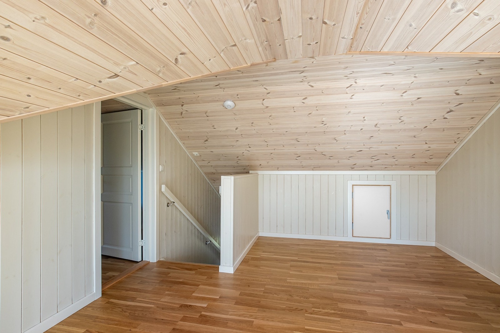 Lyst og trivelig allrom i 2. etasje - perfekt som ekstra stue, lekeområde eller hjemmekontor. Galleribilde