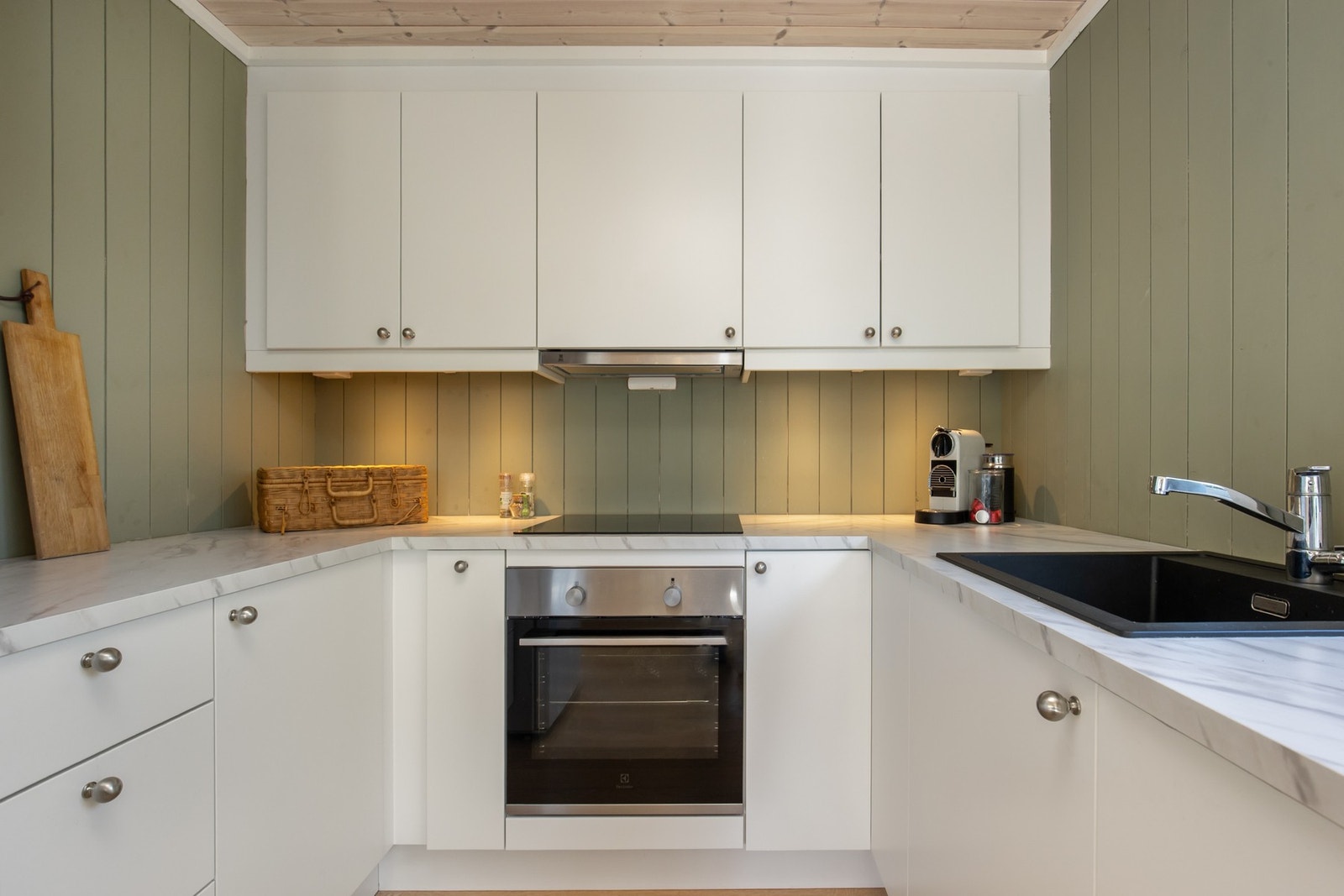 Nydelig, lyst kjøkken med integrerte hvitevarer og god benkeplass. Galleribilde