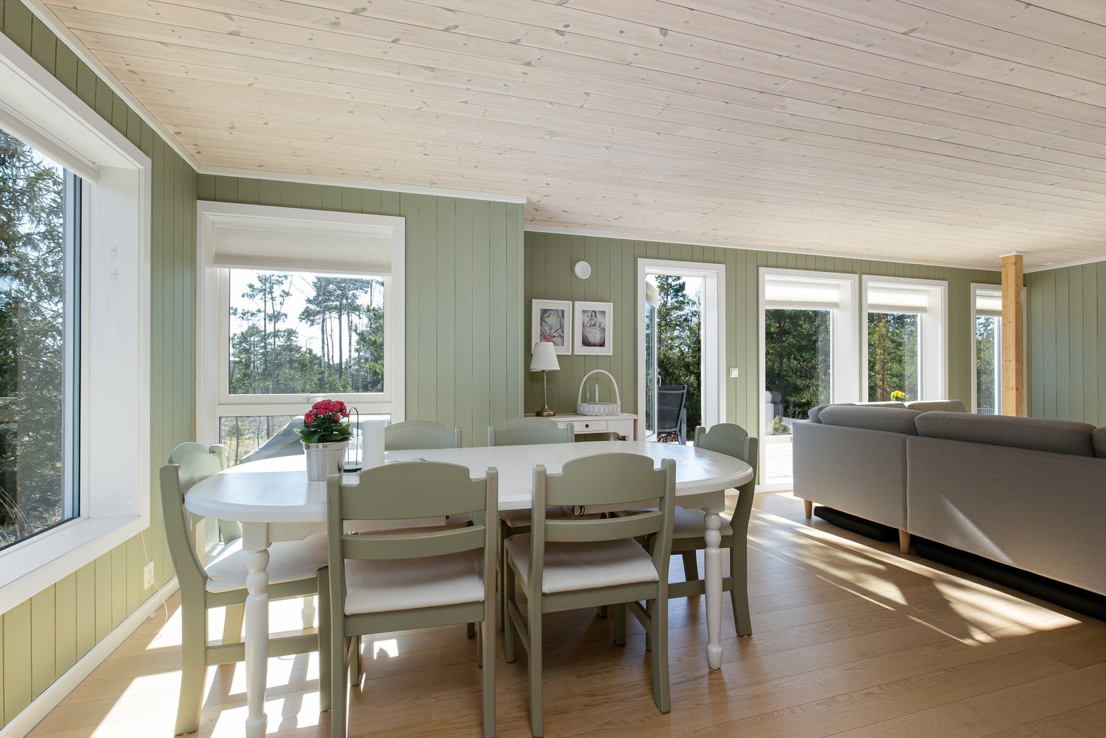 Store vindusflater slipper inn rikelig med dagslys. Galleribilde