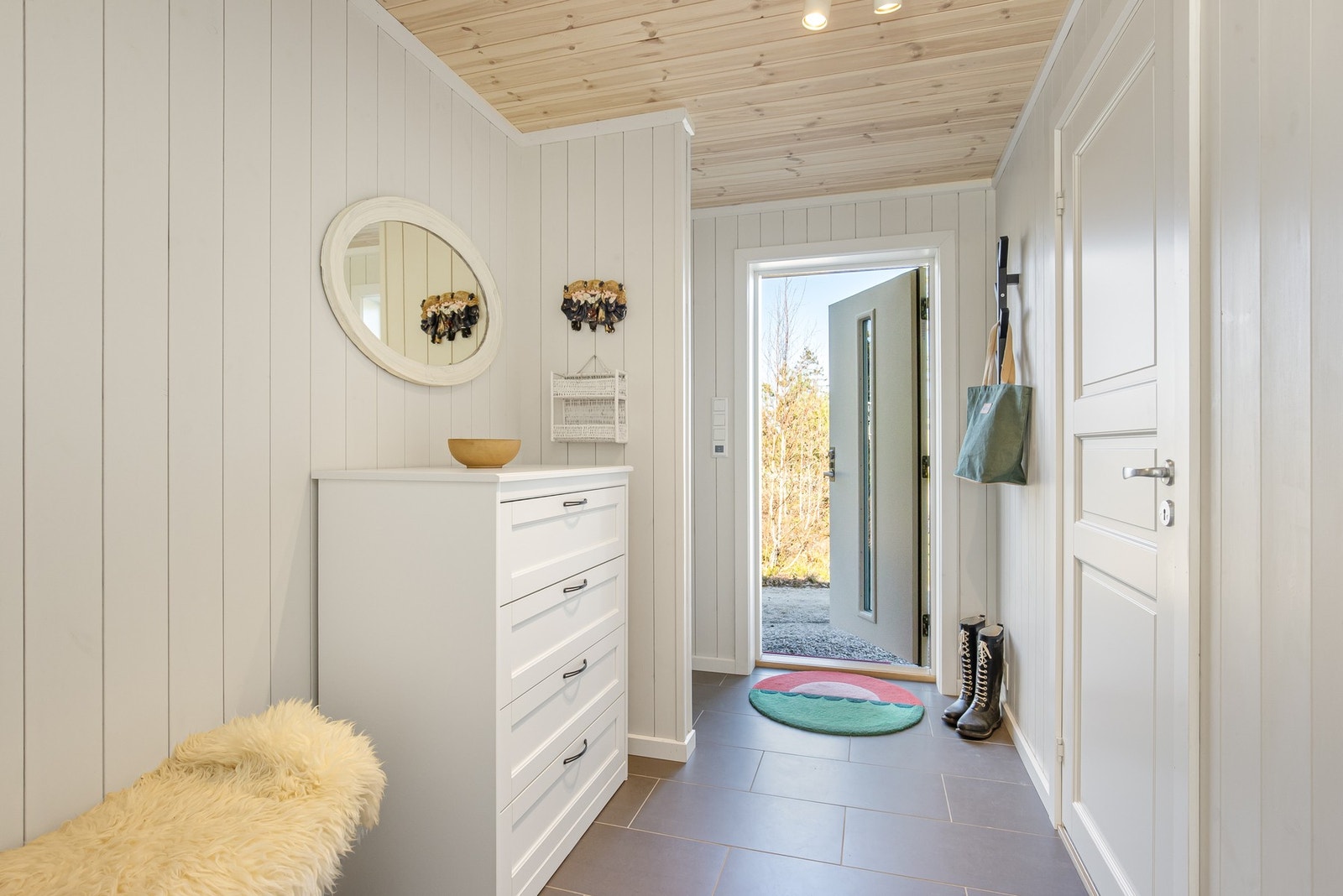 Det er god plass til både yttertøy og sko. Galleribilde