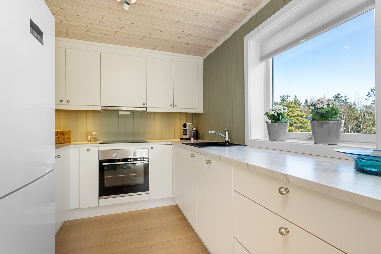 Vinduet over benken gir både naturlig lys og fin utsikt mens du lager mat. Galleribilde