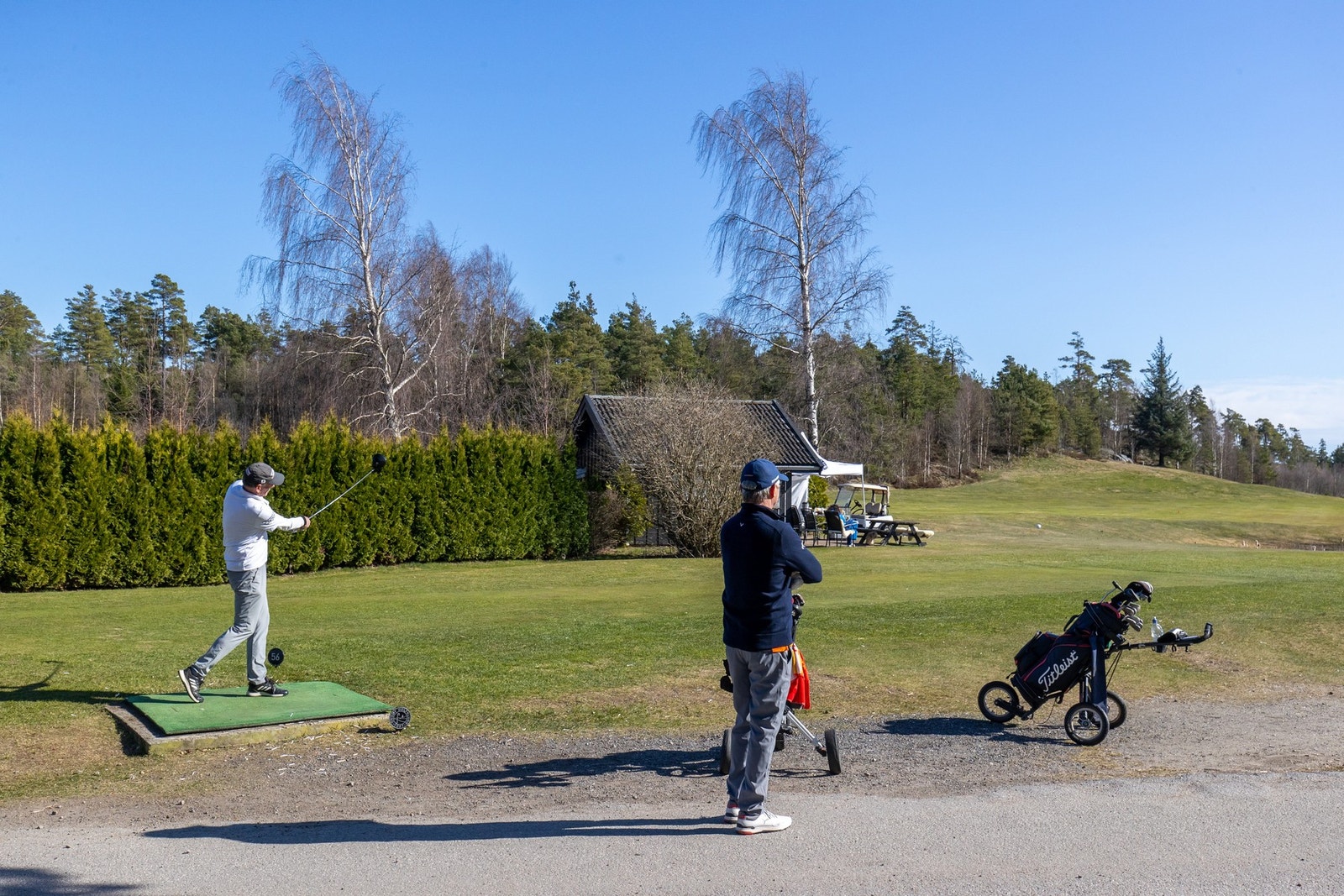 Rett utenfor døren venter 18 hulls golfbane - perfekt for både nybegynnere og erfarne golfentusiaster. Galleribilde