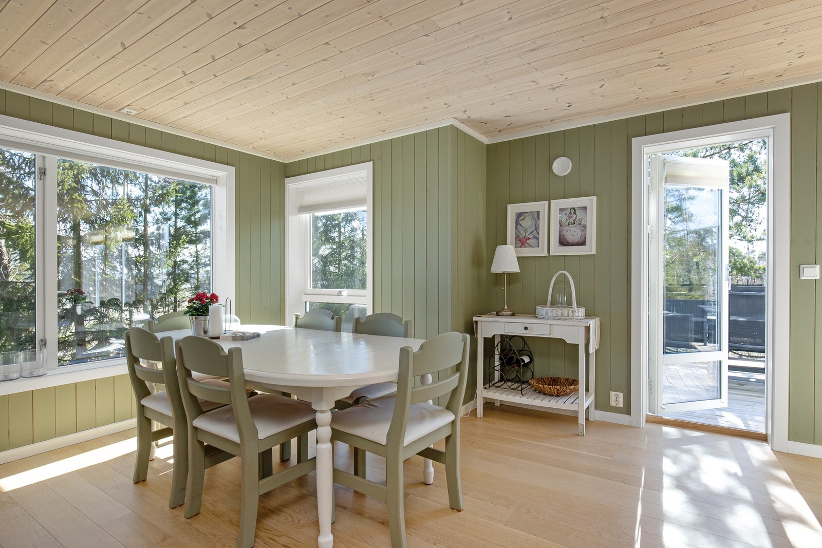 Spiseplassen ligger i tilknytning til både kjøkkenet og stuen og har god plass til 10-12 personer. Galleribilde