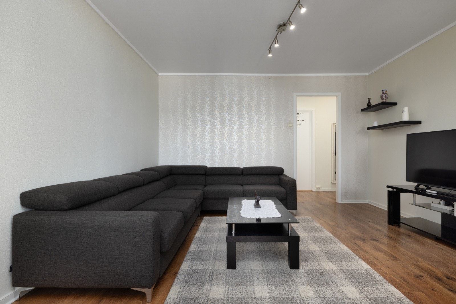Her er det god plass til en koselig sofagruppe med stuebord, TV og TV-benk. Galleribilde