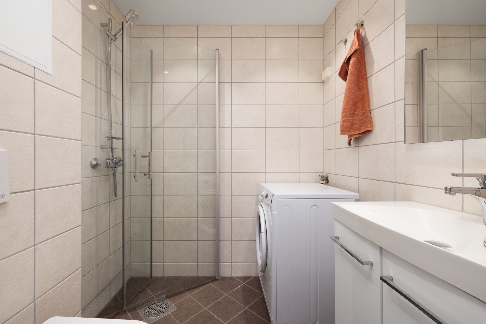 Badet ble renovert i samarbeid med borettslaget i 2017, og fremstår funksjonelt og tidløst. Galleribilde