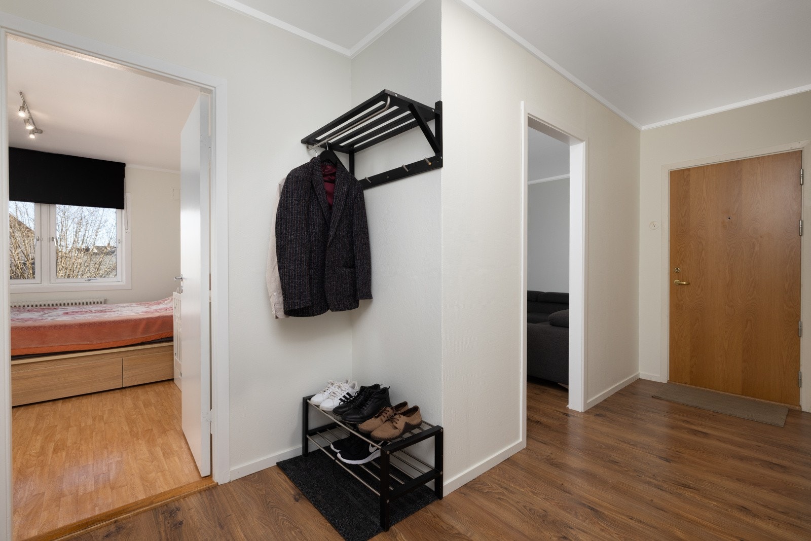 Det er god plass for oppheng av yttertøy i entré/gang. Galleribilde