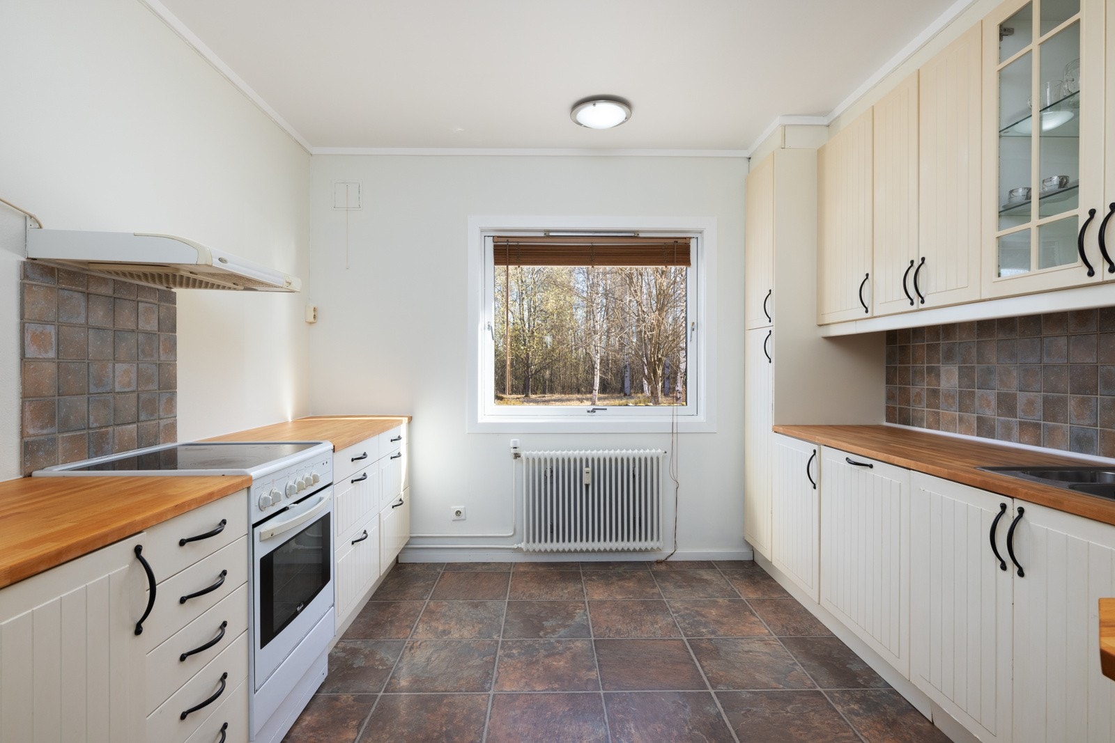 Kjøkkenet fremstår lyst og romslig, med rikelig plass til både matlaging og oppbevaring. Galleribilde