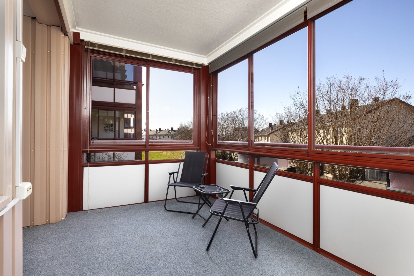 Det er godt med plass til å innrede en trivelig utegruppe, etter egne ønsker og behov. Gulvet er belagt med teppe. Galleribilde