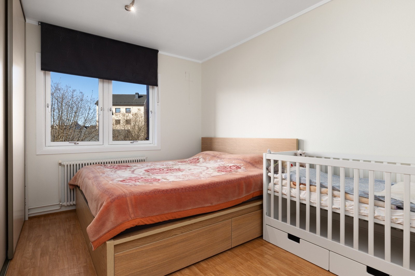 Leiligheten har to romslige soverom. Hovedsoverommet har god plass til dobbeltseng, nattbord, kommode og annet ønsket møblement. Galleribilde