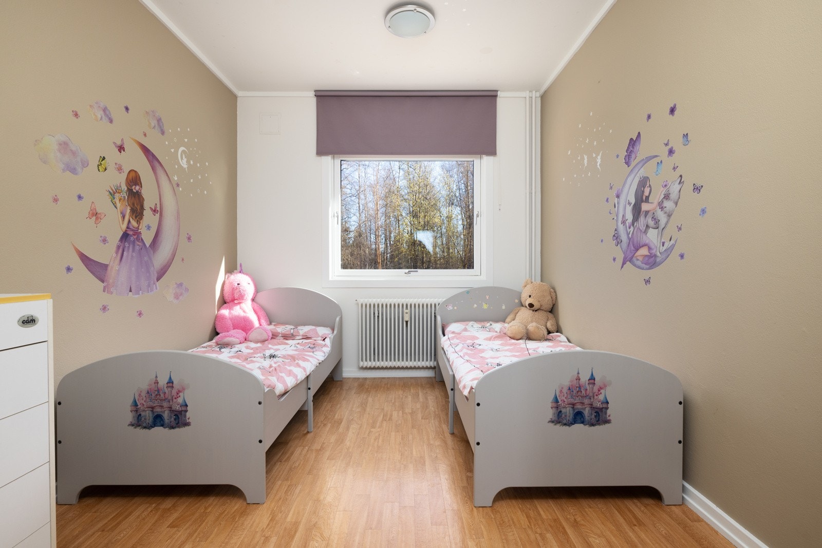 Det andre soverommet passer perfekt som barnerom, gjesterom eller kontor, og har plass til det man måtte trenge. Galleribilde