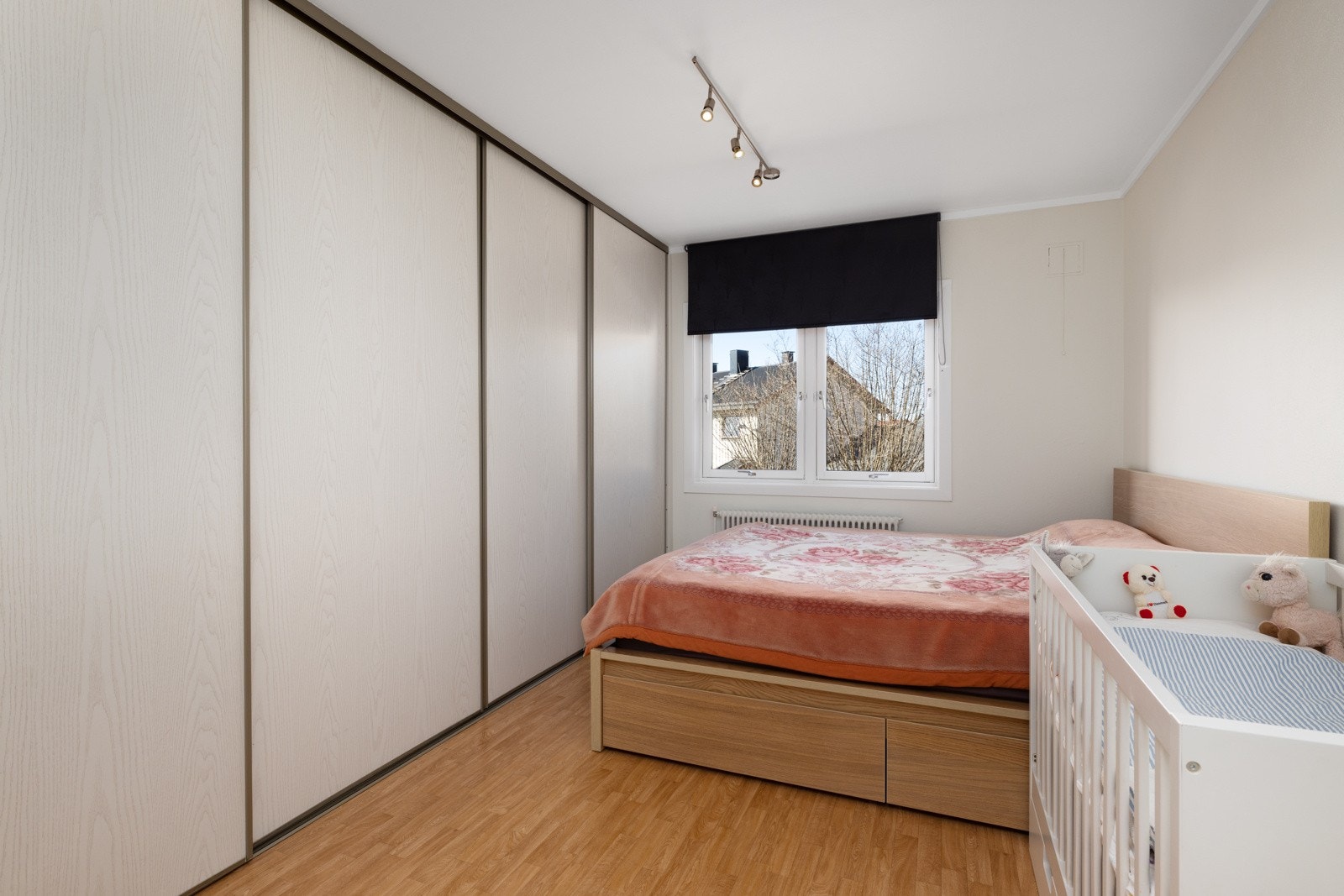 Her finnes også en romslig skyvedørsgarderobe som medfølger handelen. Galleribilde
