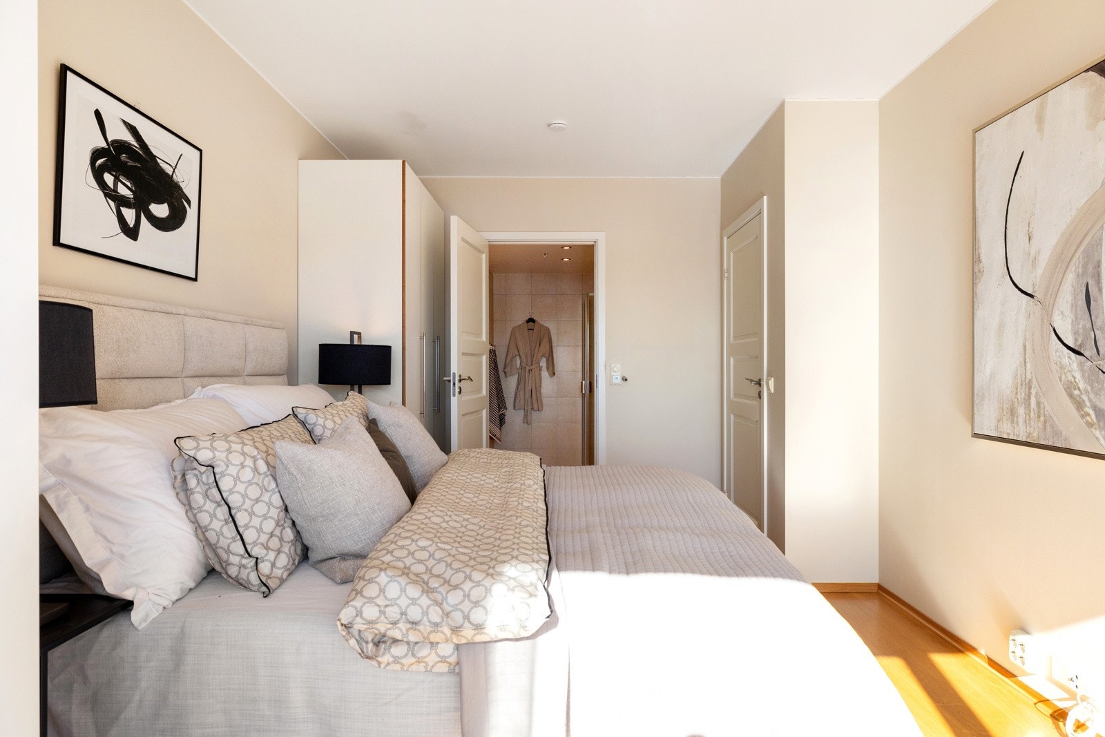Leiligheten har to flotte baderom, hvorav det ene badet ligger i tilknytning til hovedsoverommet. Galleribilde
