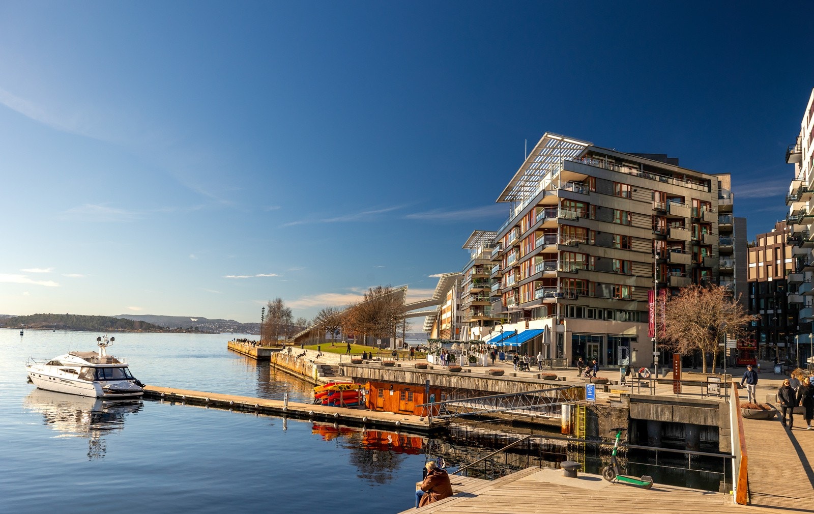 Leiligheten ligger i et maritimt og attraktivt område på Tjuvholmen - i hjertet av Oslos moderne øyrike, som strekker seg ut fra Aker Brygge og danner en arkitektonisk perle langs sjøen. Velkommen. Galleribilde