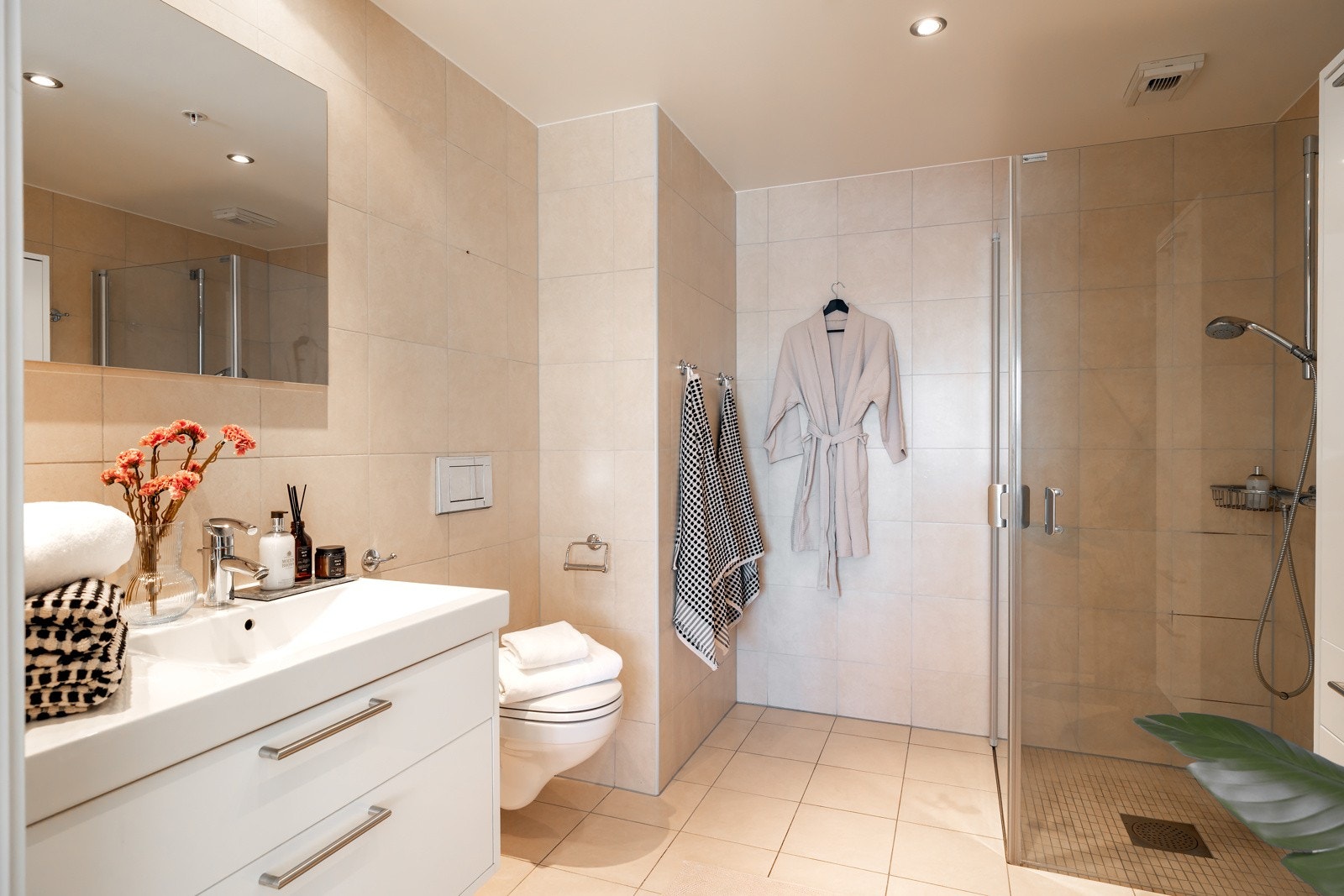 Badet ved hovedsoverommet innbyr til egentid og velvære med delikate farge- og materialvalg. Galleribilde