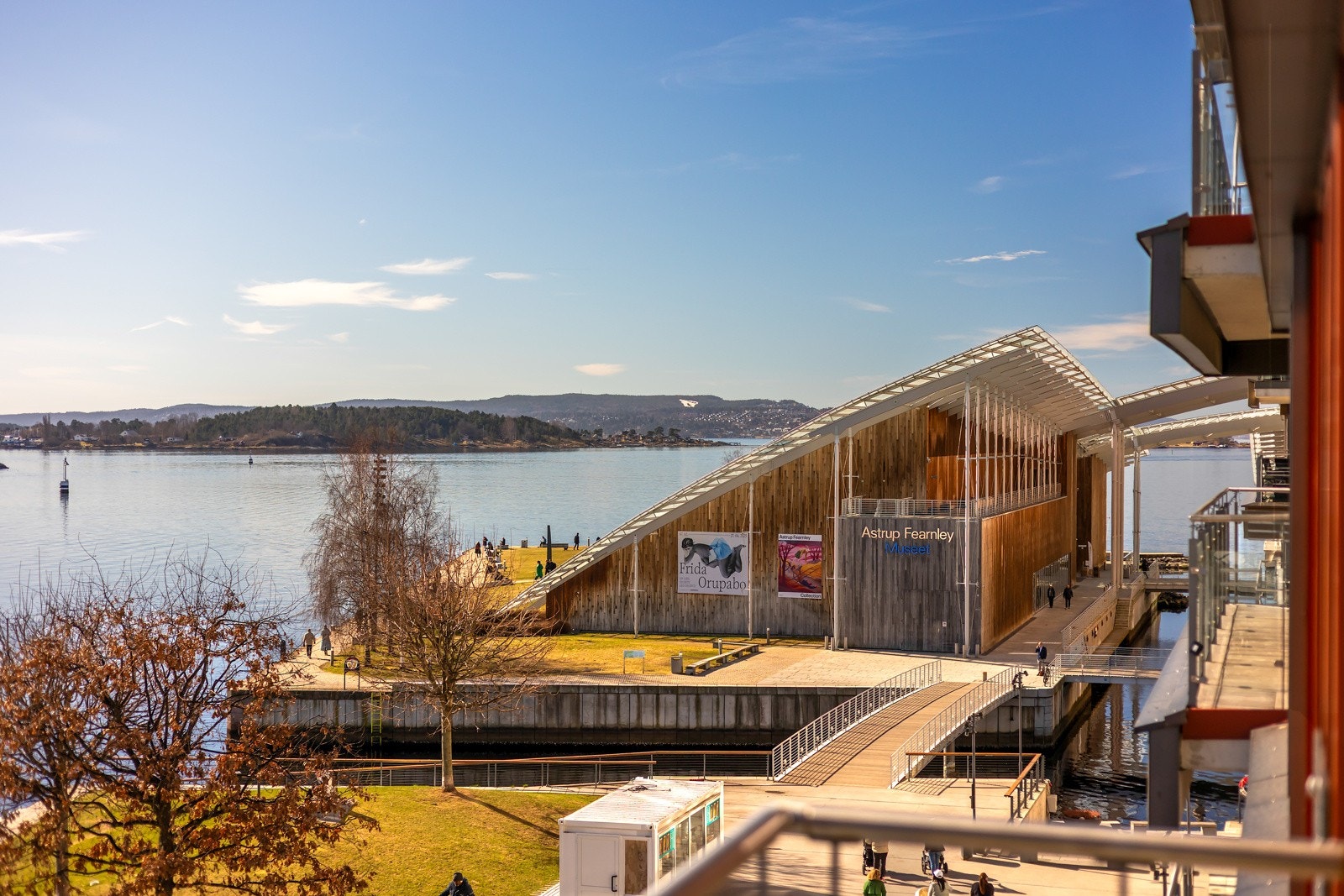 Strandpromenaden rett utenfor omkranser holmene og gir fantastiske rekreasjonsmuligheter med uforstyrret utsikt over Oslofjorden. Galleribilde