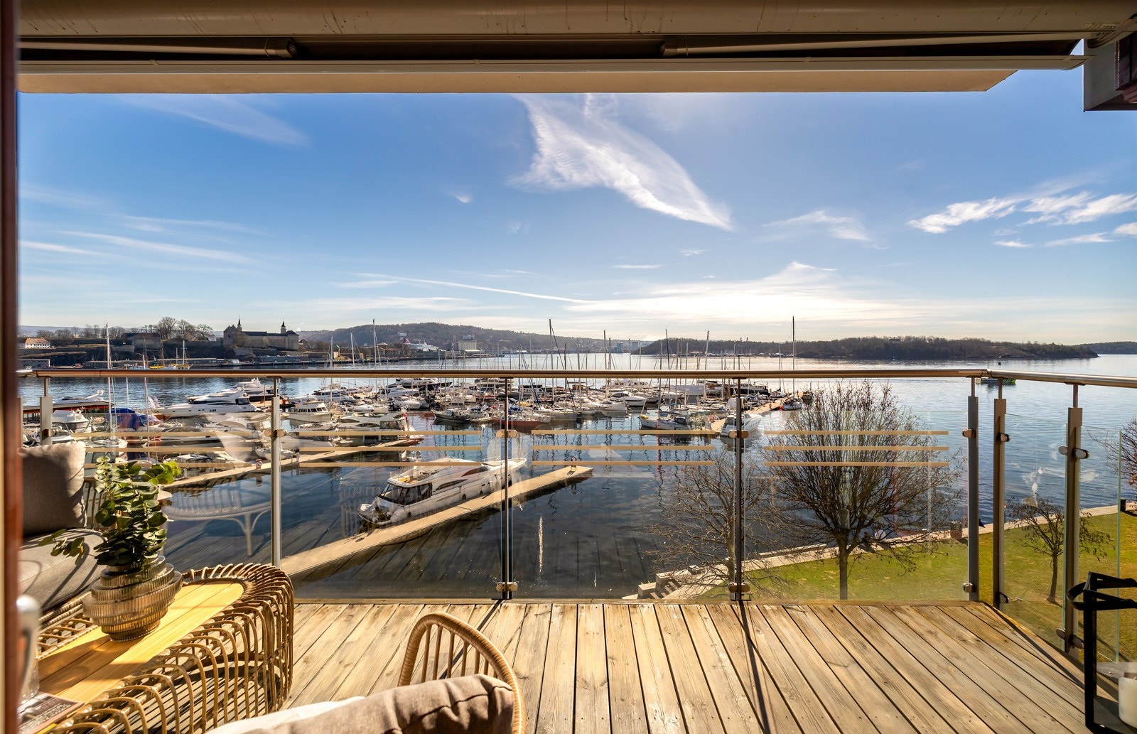 Selve leiligheten ligger i førstelinjen mot sjøen med Joker i samme bygg, samt strandpromenade og strandhage rett utenfor. Galleribilde