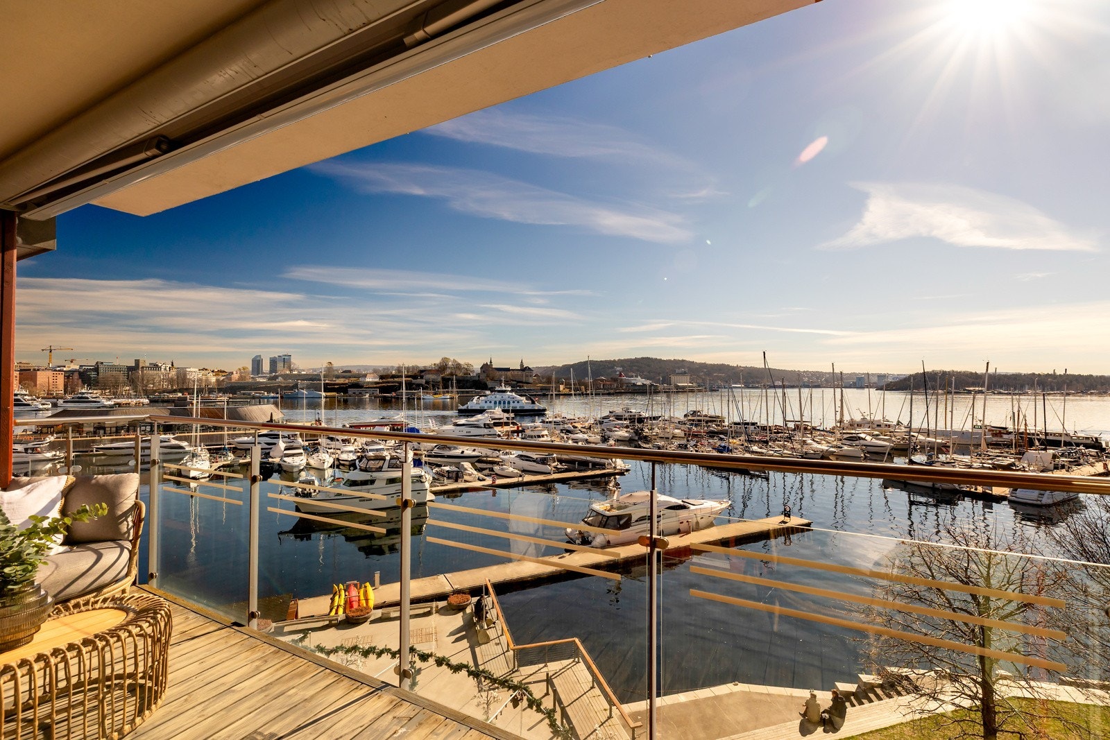 Balkongen er på 10 kvm med sydøstvendt orientering, og her kan misunnelsesverdig utsikt over Aker Brygge Marina, Oslofjorden og Hovedøya nytes lunt og usjenert. Galleribilde