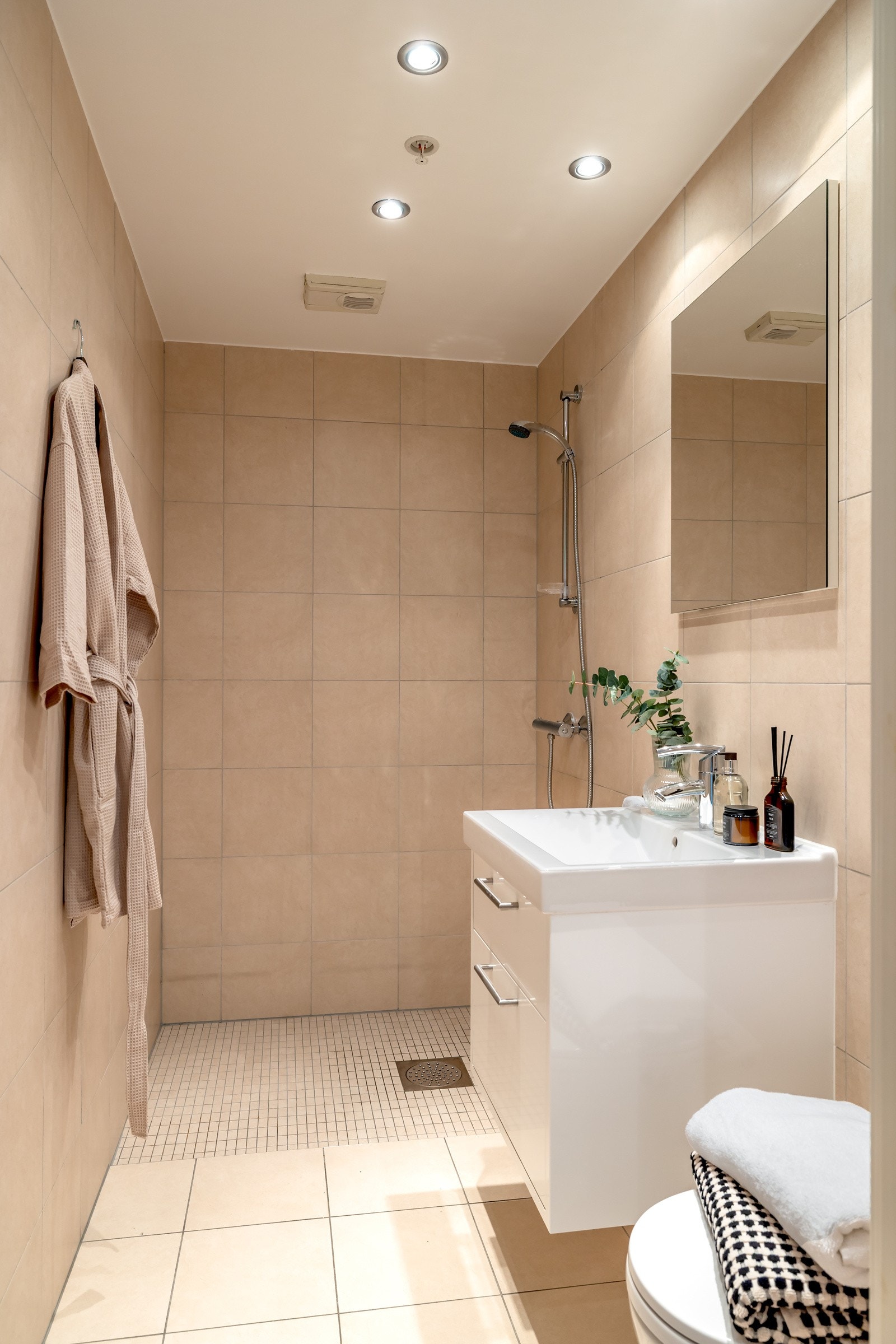 Det andre badet ligger hendig til ved entreen, og er holdt i samme farge- og materialkombinasjon som det største badet. Galleribilde