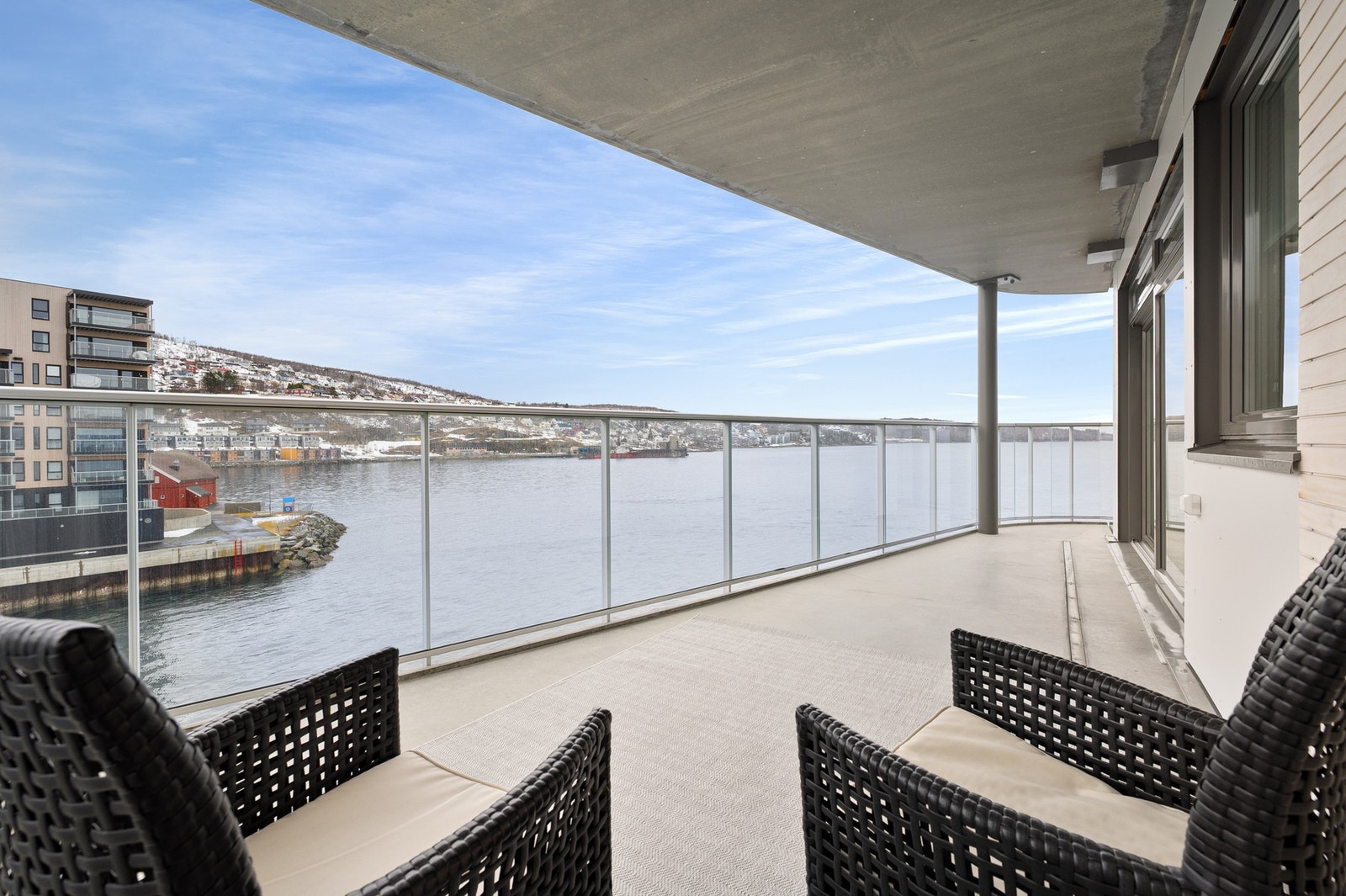 Balkongen er vestvendt med strålende utsikt mot Trondenes og Vågsfjorden Galleribilde