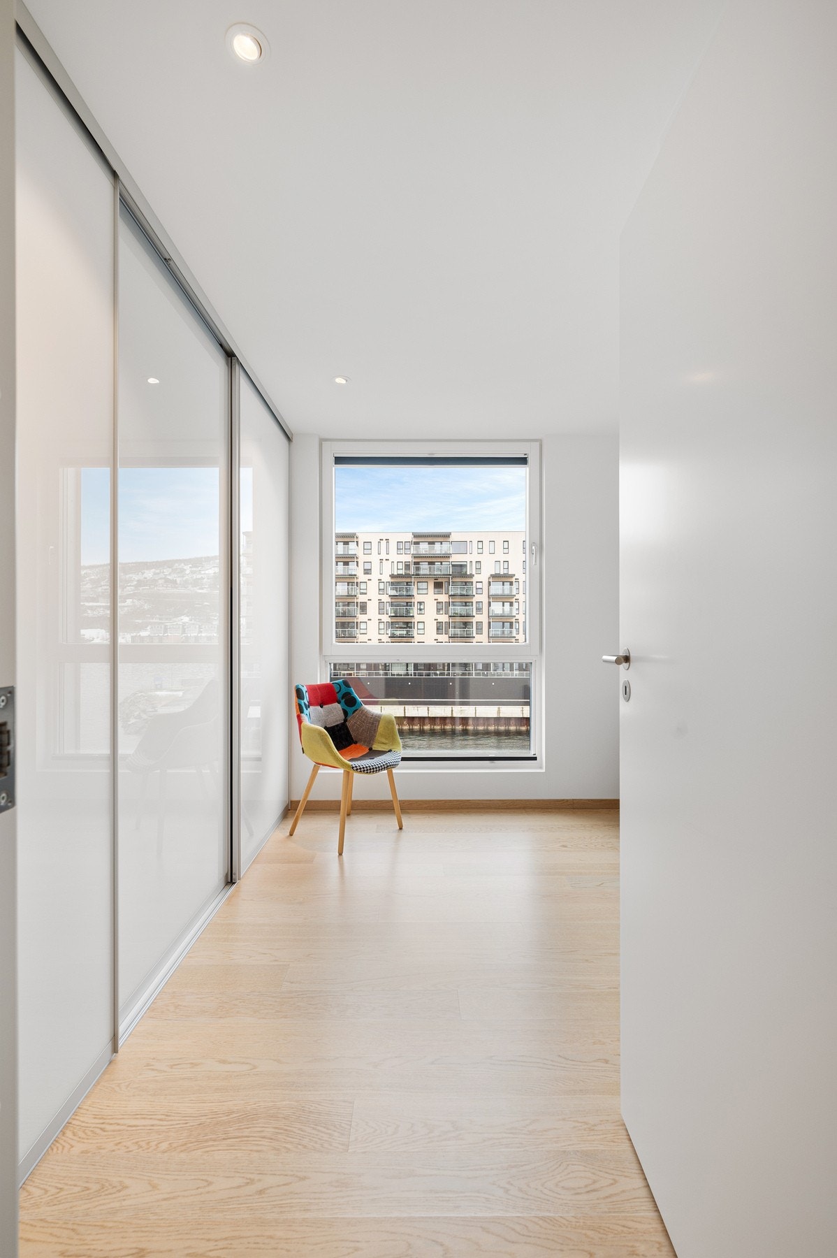 Stort innebygd skyvedørsgarderobe også på dette soverommet Galleribilde