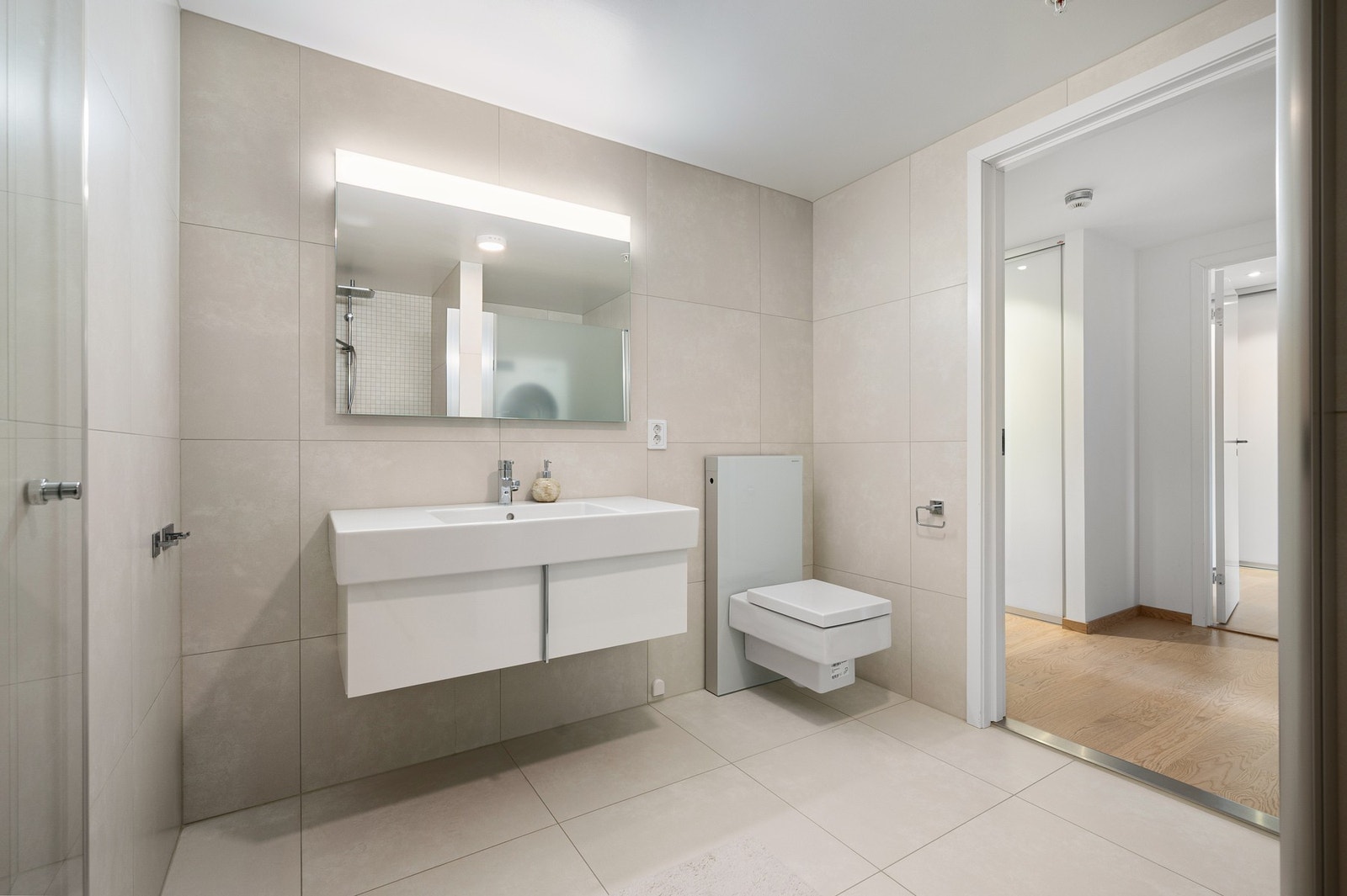 Badet er romslig og inneholder servantinnredning, toalett... Galleribilde