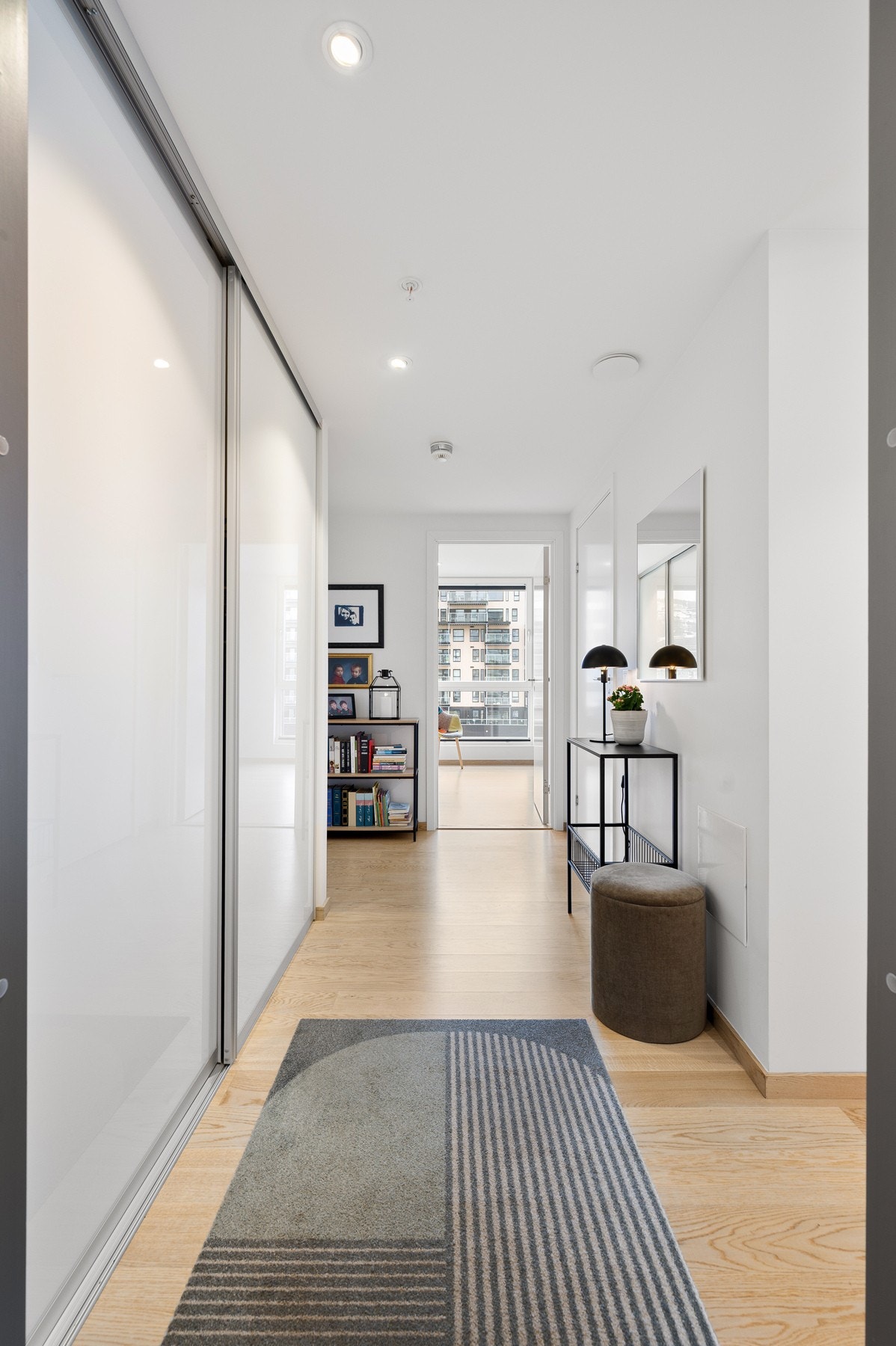 I entréen er det skyvedørsgarderobe som gir masse plass til yttertøy og sko, veldig praktisk for å holde gangen ryddig Galleribilde