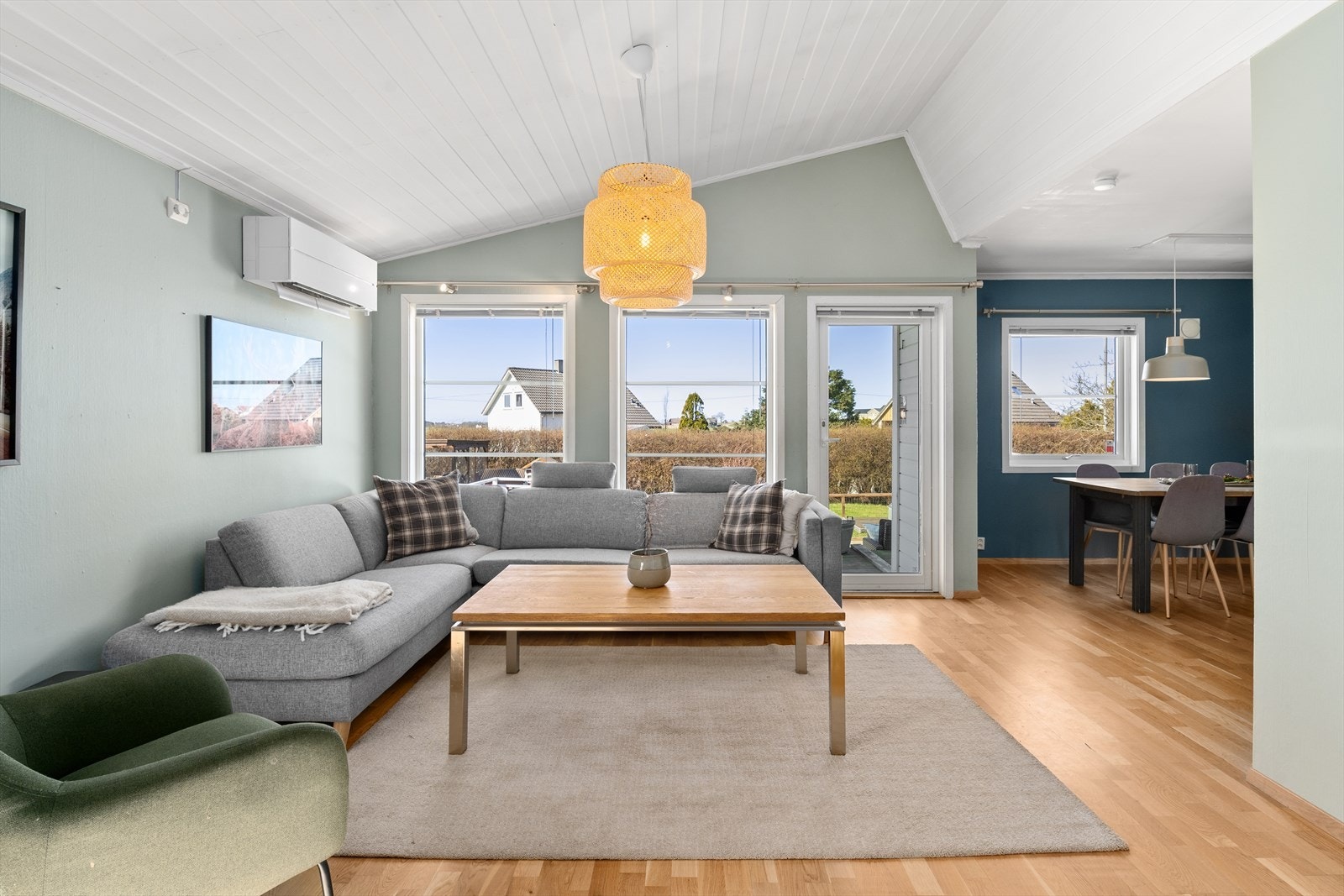 Stuen er åpen og lys med store vindusflater som gir et fint lys. Galleribilde