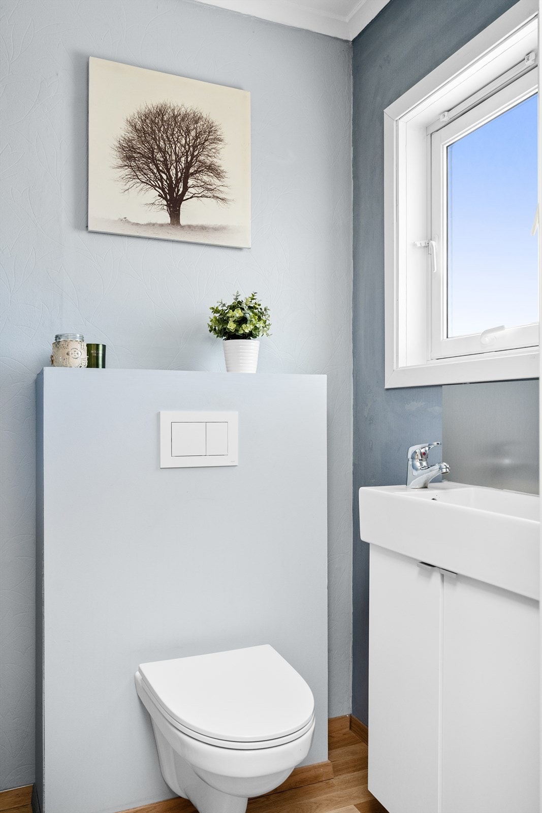 Praktisk gjestetoalett med toalett og servant. Galleribilde