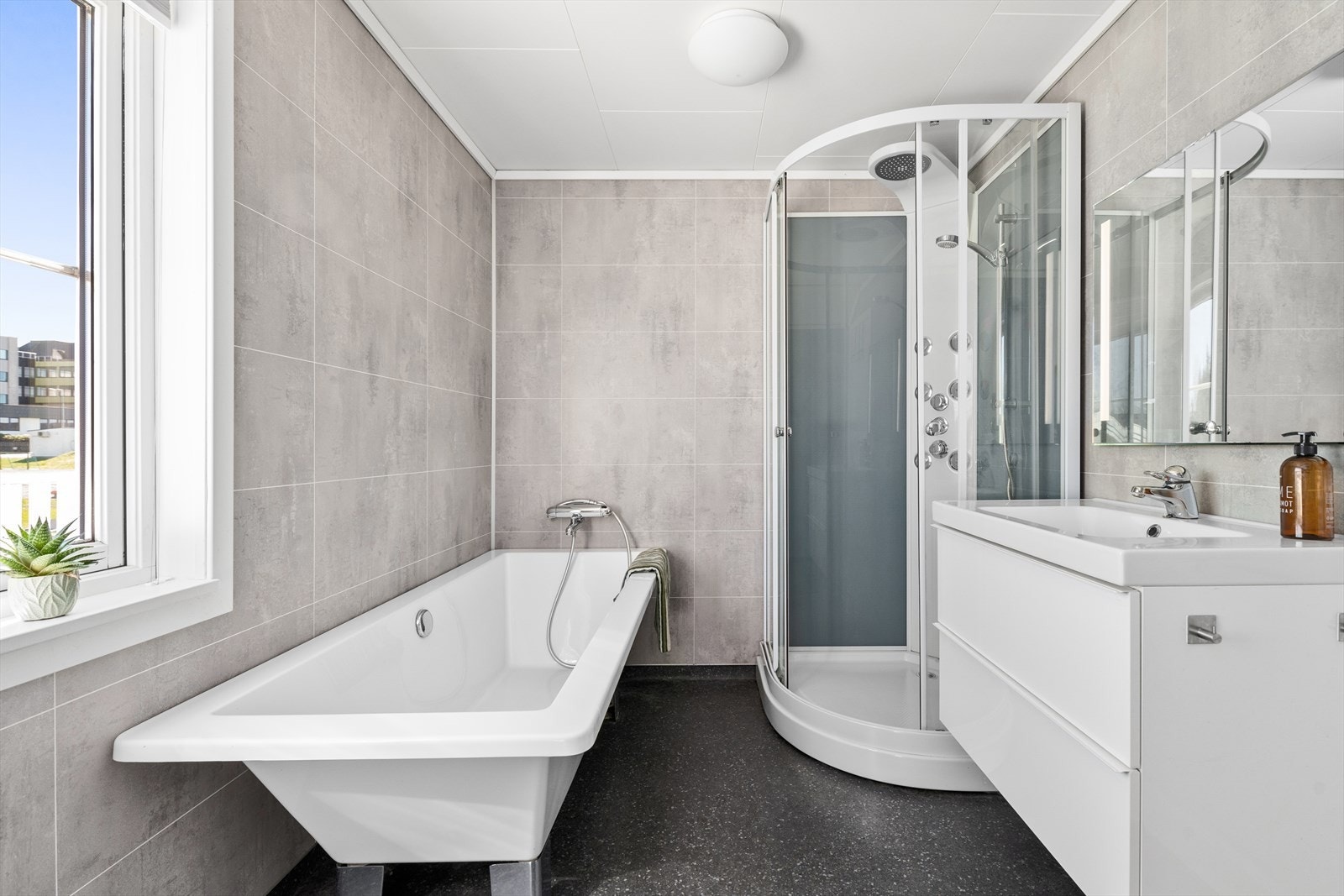 Bad med belegg på gulv og våtromsplater på vegger. Badet er oppgradert i 2017. Galleribilde