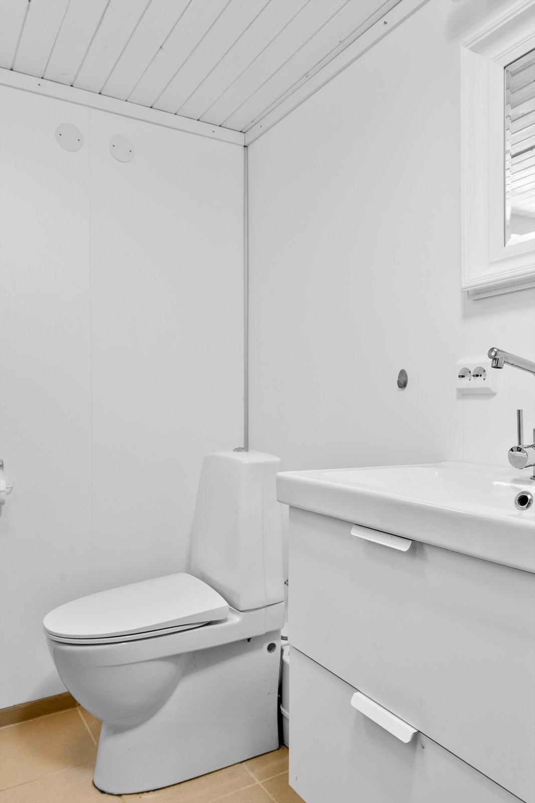 Badet er oppgradert i 2016 ifølge eier og er innredet med toalett, servant i baderomsmøbel og dusjkabinett. Galleribilde