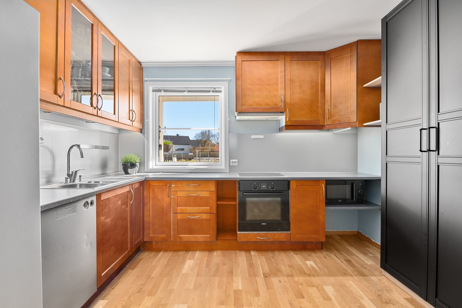 Kjøkkenet har profilerte fronter og er godt utnyttet med skap- og benkeplass. Galleribilde