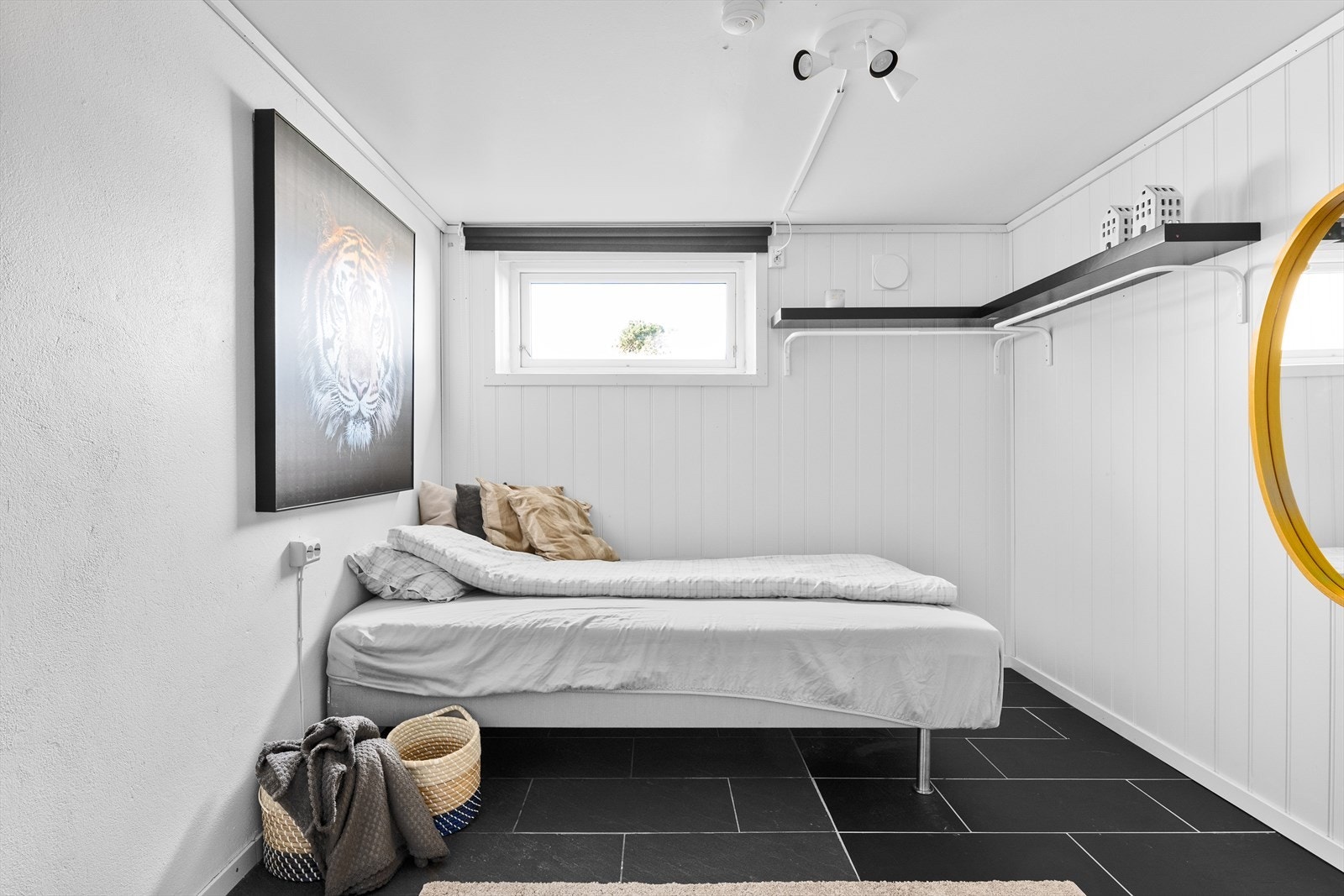 Rom benyttet som soverom i kjelleretasje (ikke godkjent til varig opphold). Galleribilde