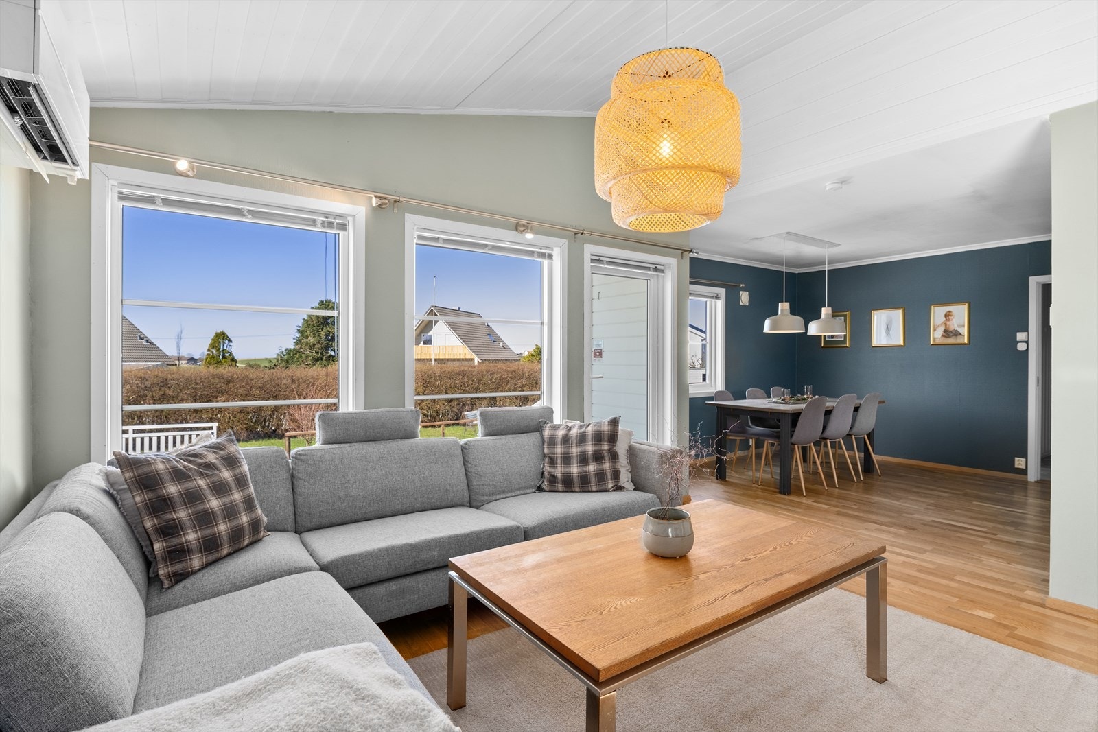 Stuen kan enkelt innredes i ulike soner, med sofagruppe og spisebord. Galleribilde