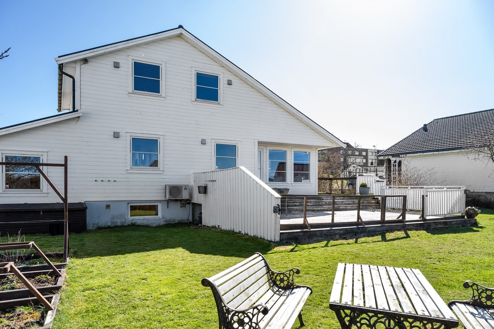 Eiendommen er relativt stor, med gruset gårdsrom, og romslig hageområde med gressplen og terrasse. Galleribilde