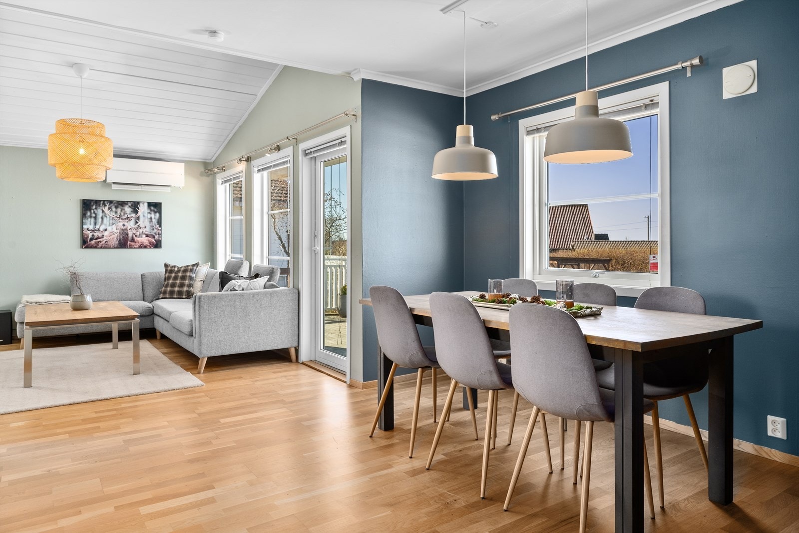 Stuen har varmepumpe og peis som sørger for et godt inneklima uansett vær. Galleribilde