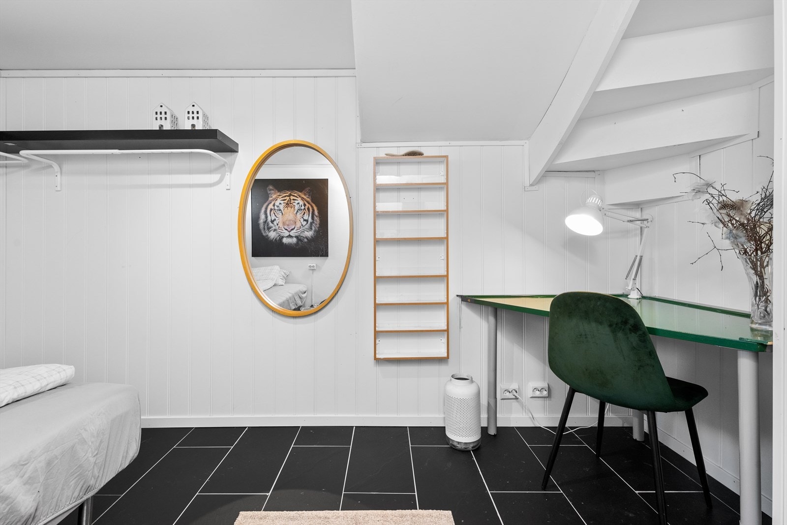 Rom benyttet som soverom i kjelleretasje (ikke godkjent til varig opphold). Galleribilde