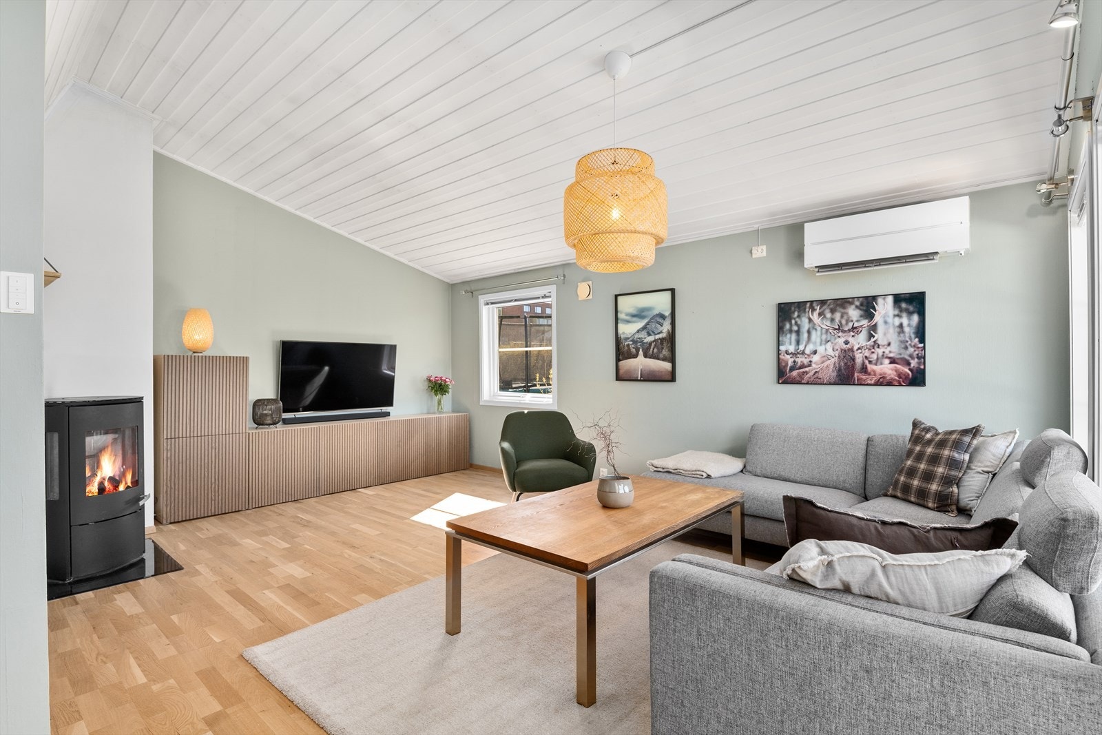 Her er det god takhøyde og veggene er malt i moderne farge. Galleribilde