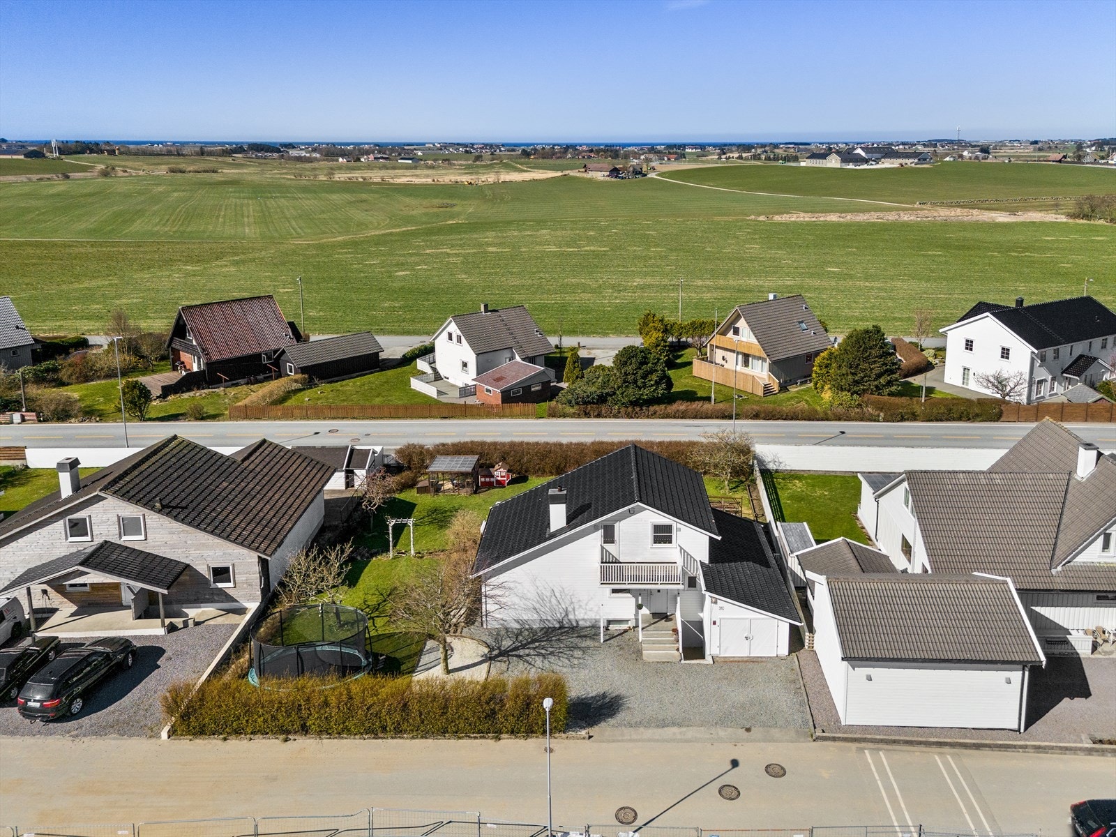 Her har man alt familien skulle trenge innen kort rekkevidde med gangavstand til flere skoler, barnehager, dagligvare, togstasjon og busstopp mm. Galleribilde