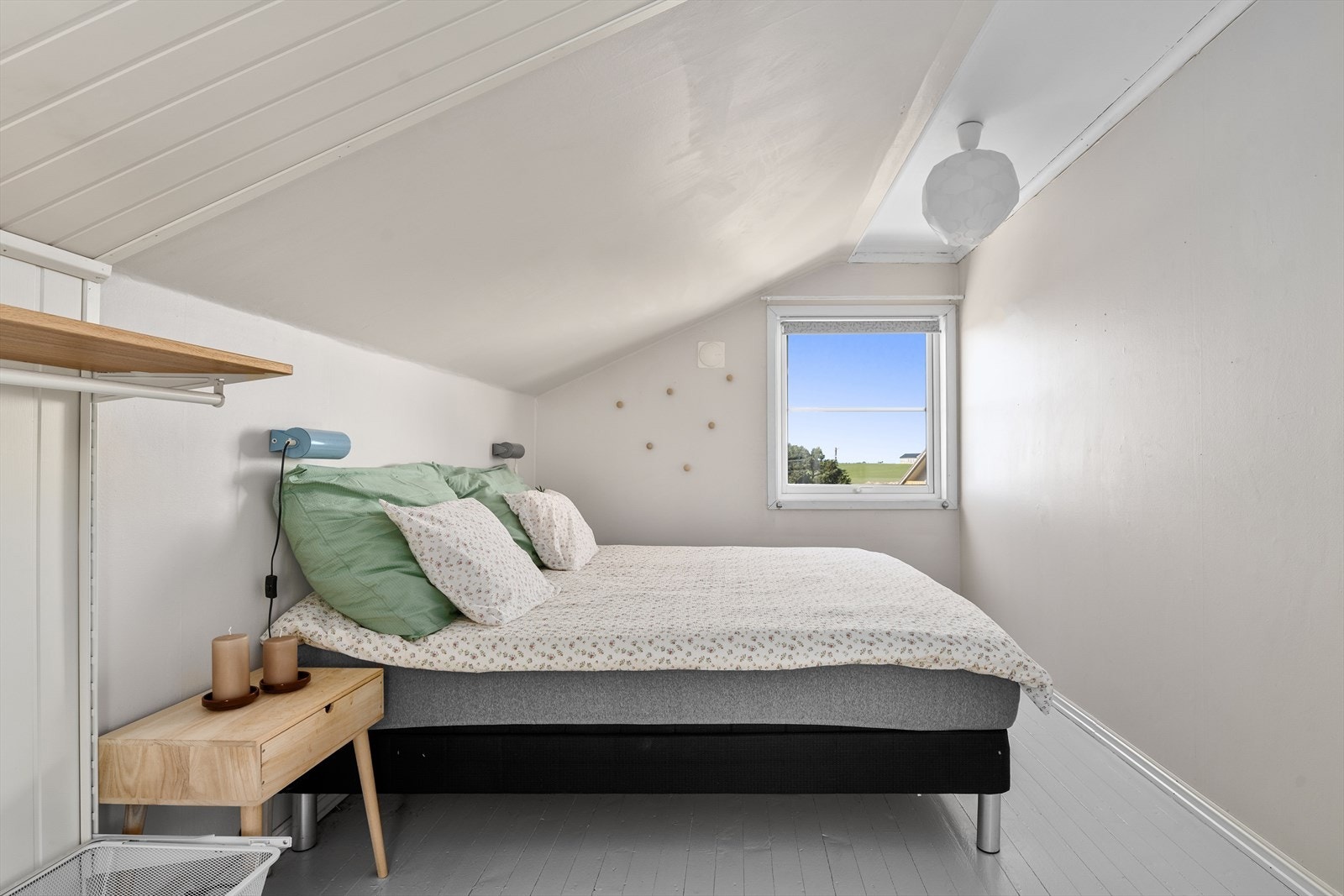 Romslig soverom med plass til seng, nattbord og ellers ønsket møblement. Galleribilde