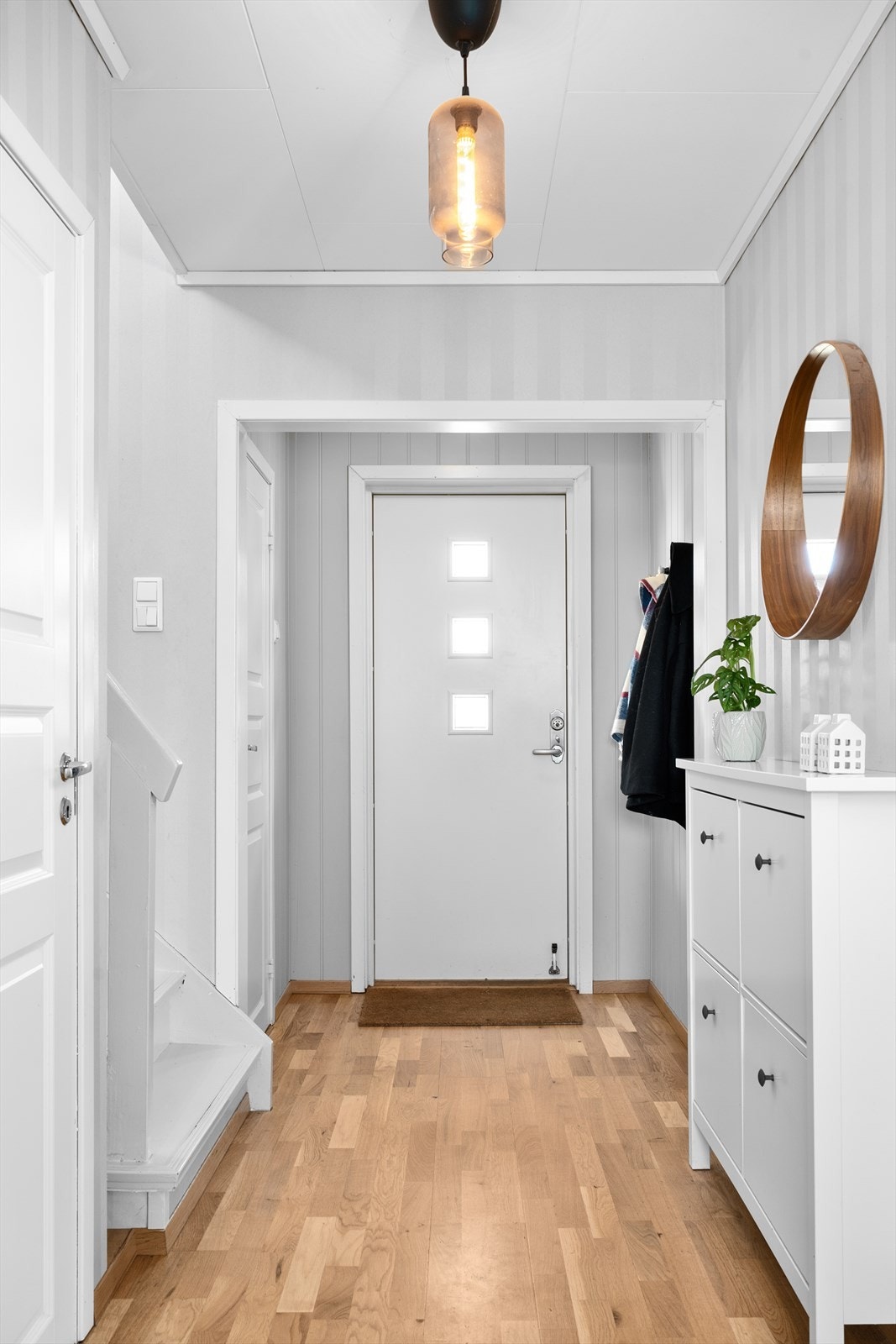 Entré med plass til å henge fra seg yttertøy og sette fra seg sko. Galleribilde