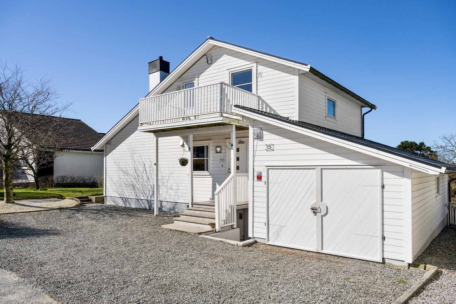 Det er god plass til flere biler i eget gårdsrom. Galleribilde