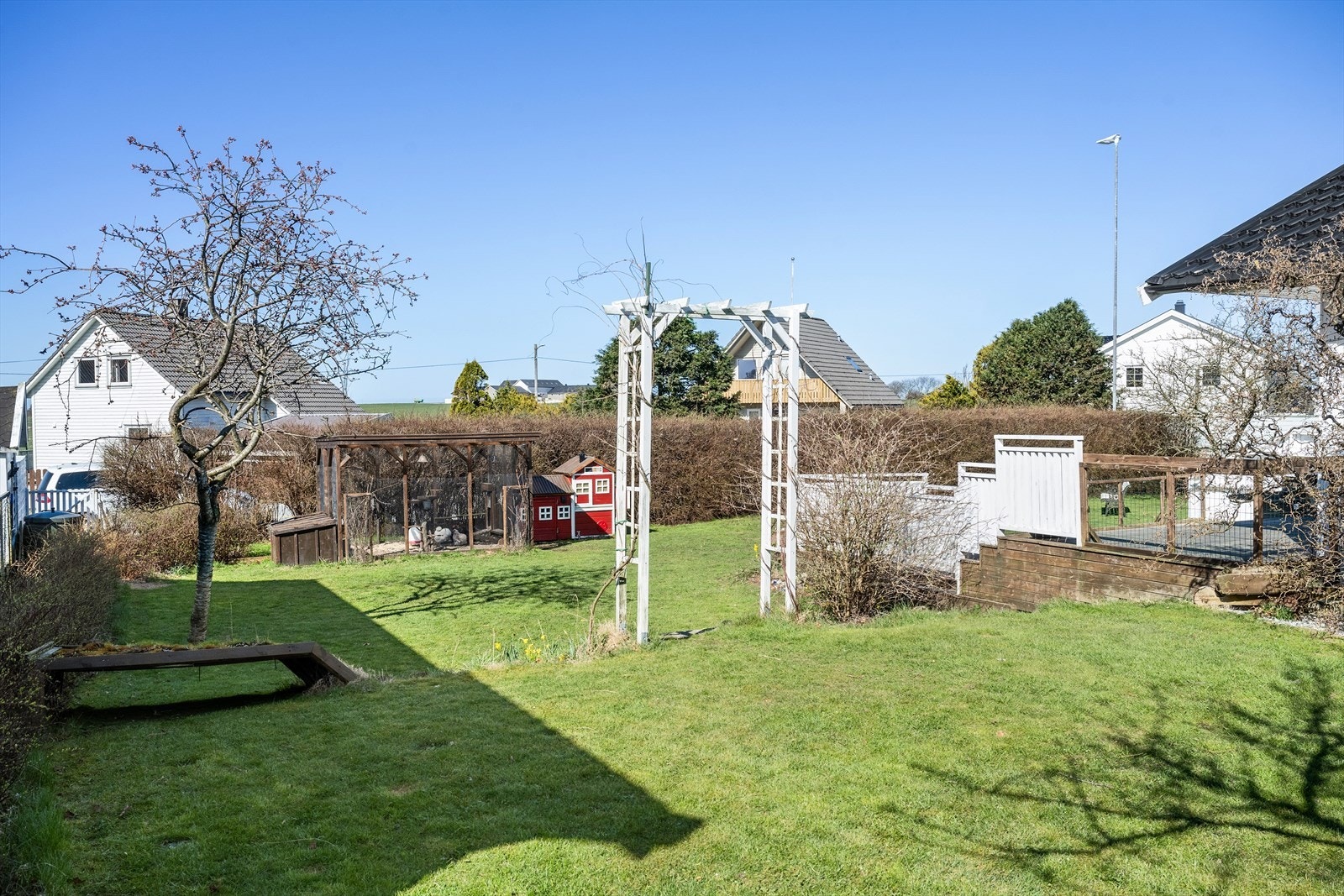 Hageområdet er pent opparbeidet med gressplen i ulike soner. Galleribilde