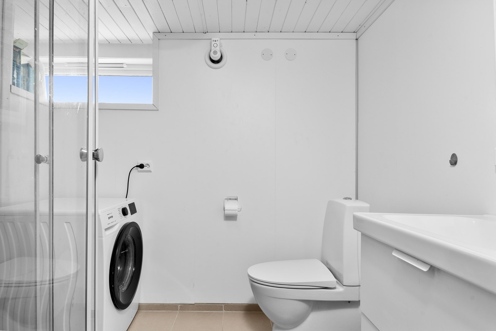 Bad med fliser og varmekabler i gulv, samt våtromsplater på vegger. Galleribilde