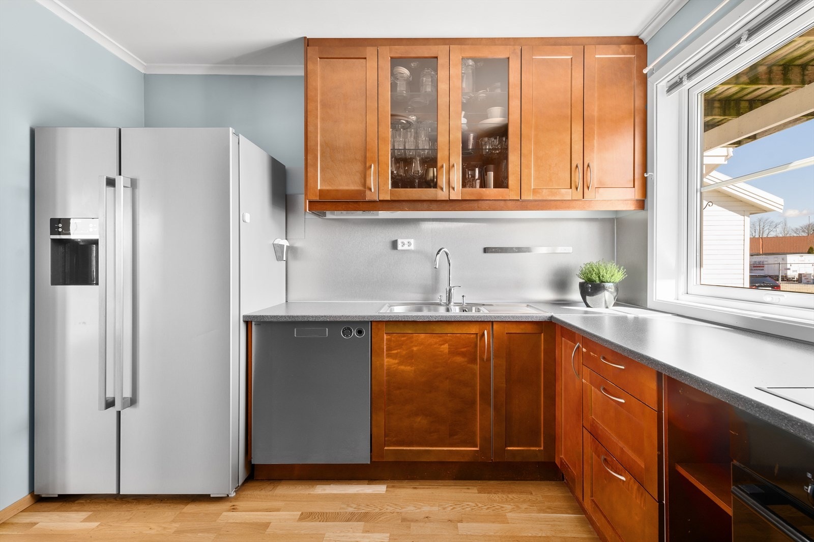 Frittstående kjøleskap og oppvaskmaskin. Galleribilde