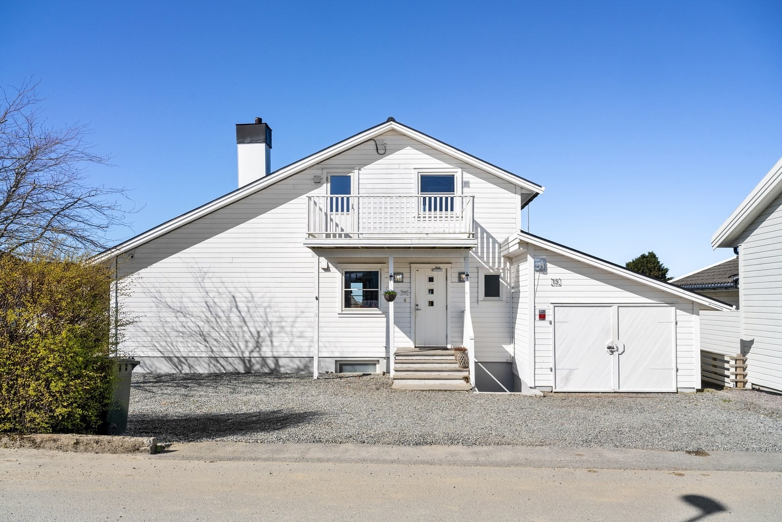 En velholdt og innholdsrik enebolig beliggende i et sentralt og barnevennlig strøk på Nærbø. Galleribilde