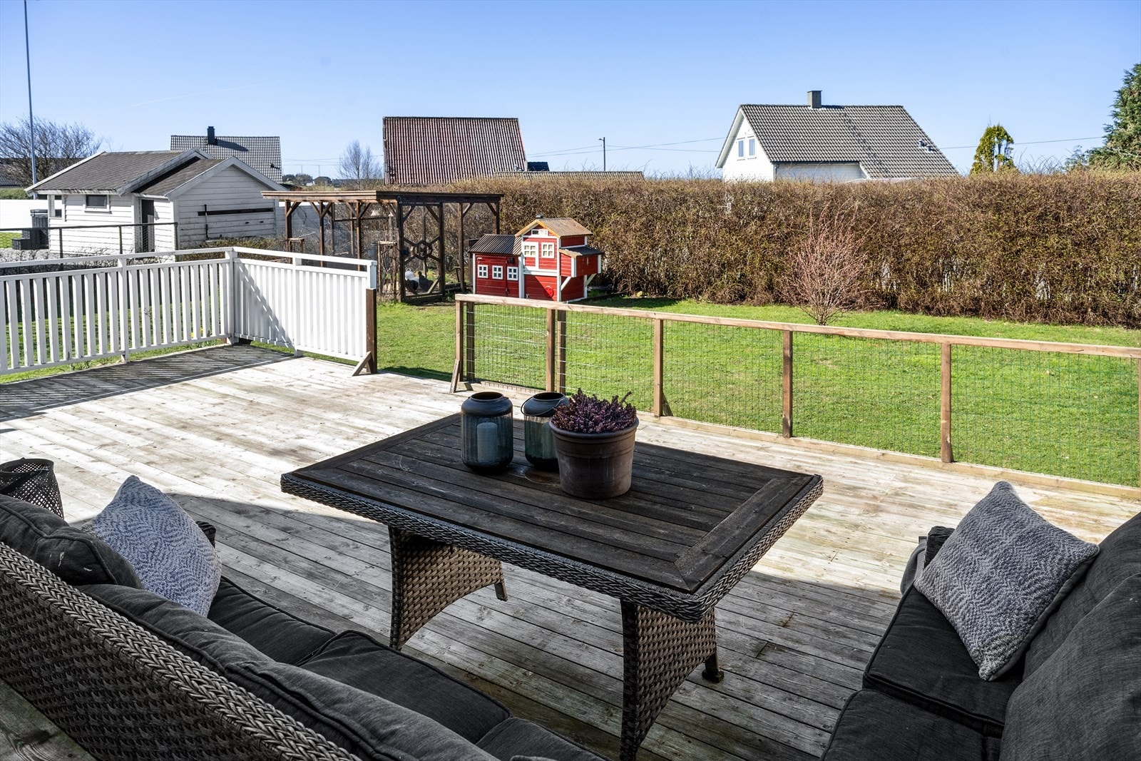 Stor terrasse med utgang fra stuen på ca. 48 m². Galleribilde