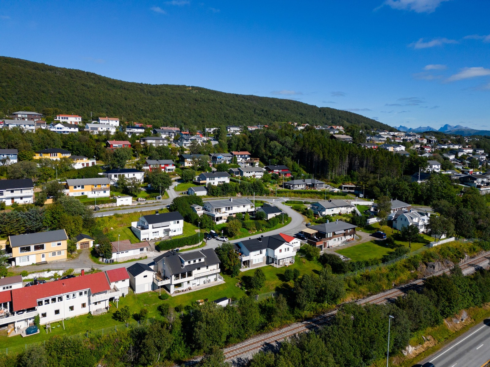 Boligen har praktisk plassering i området med enkel adkomst uten å måtte kjøre opp bratte bakker Galleribilde