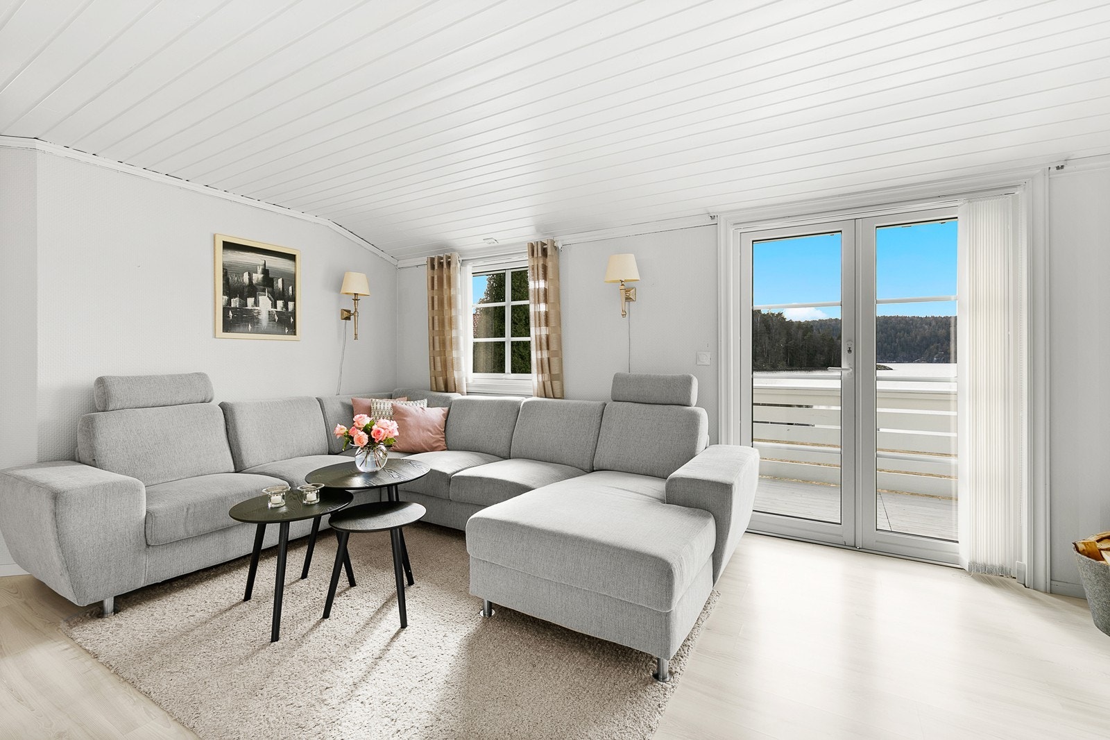 Stuedel med dør ut til terrasse Galleribilde